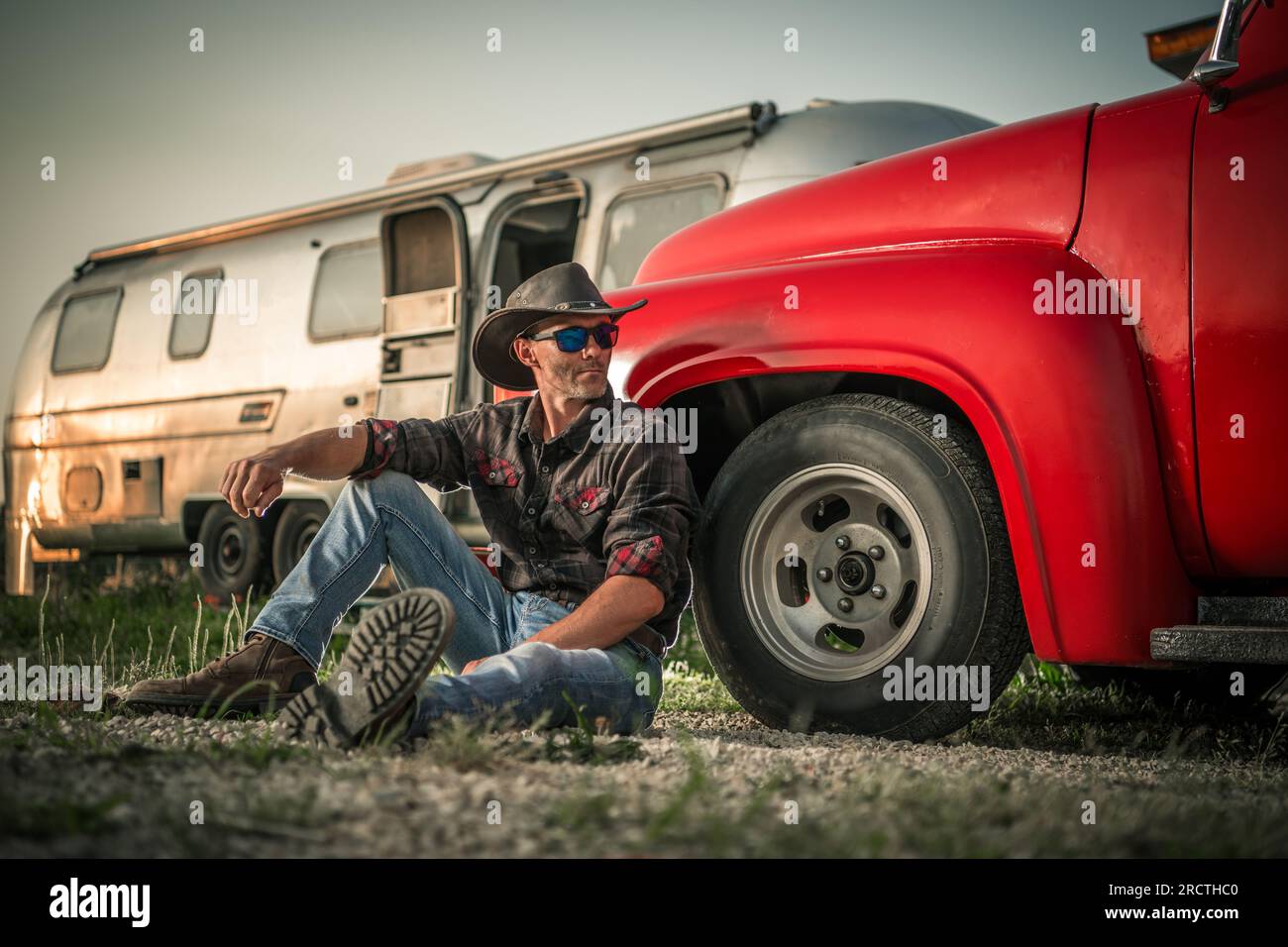Cowboy, Reiseanhänger und ein klassischer Truck American Lifestyle-Stil. Stockfoto