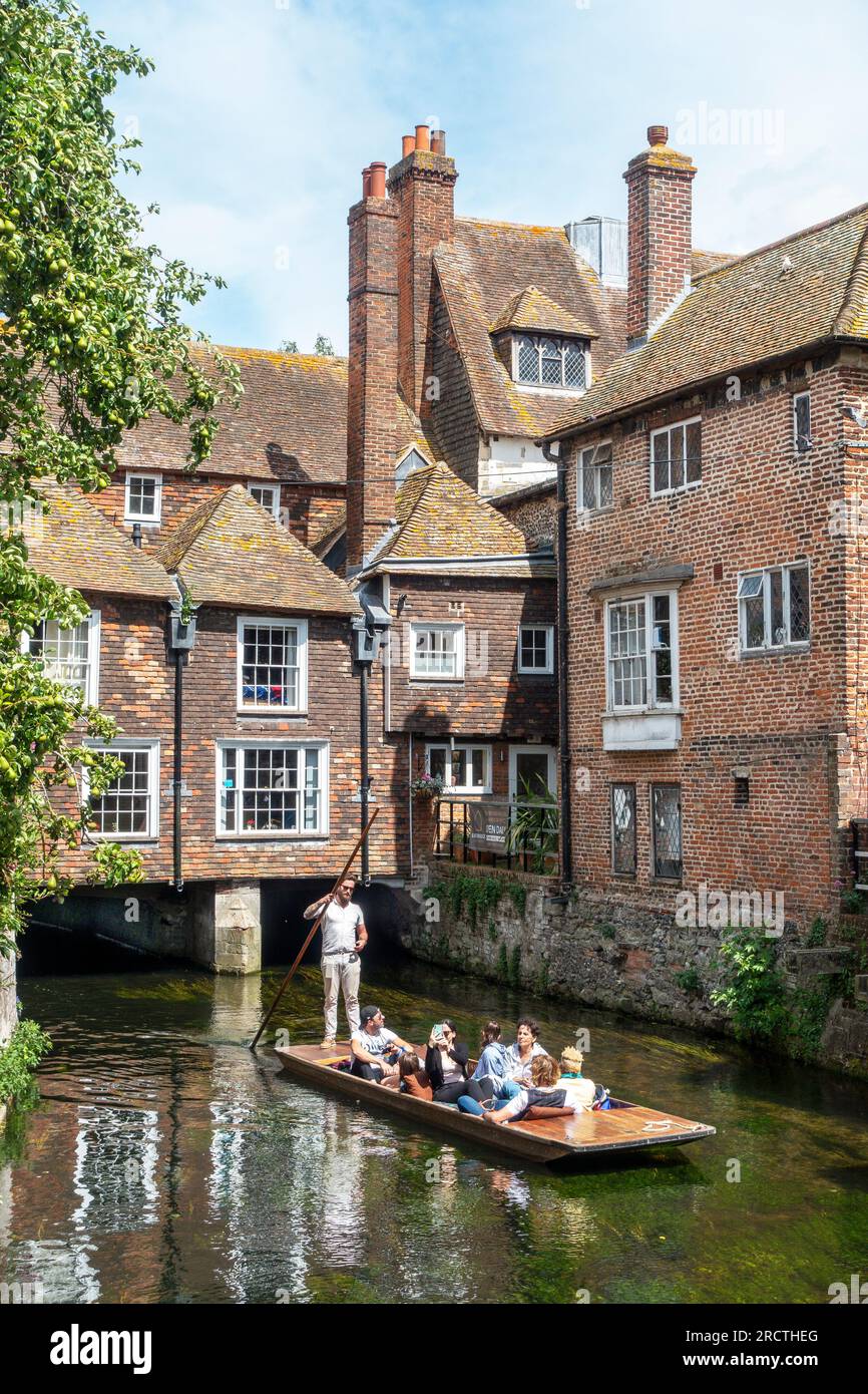 River Stour,fließend,unter,das,Eastbridge Hospital,River Trip,Punt,Besucher,geführte Tour,Canterbury,Kent,England Stockfoto