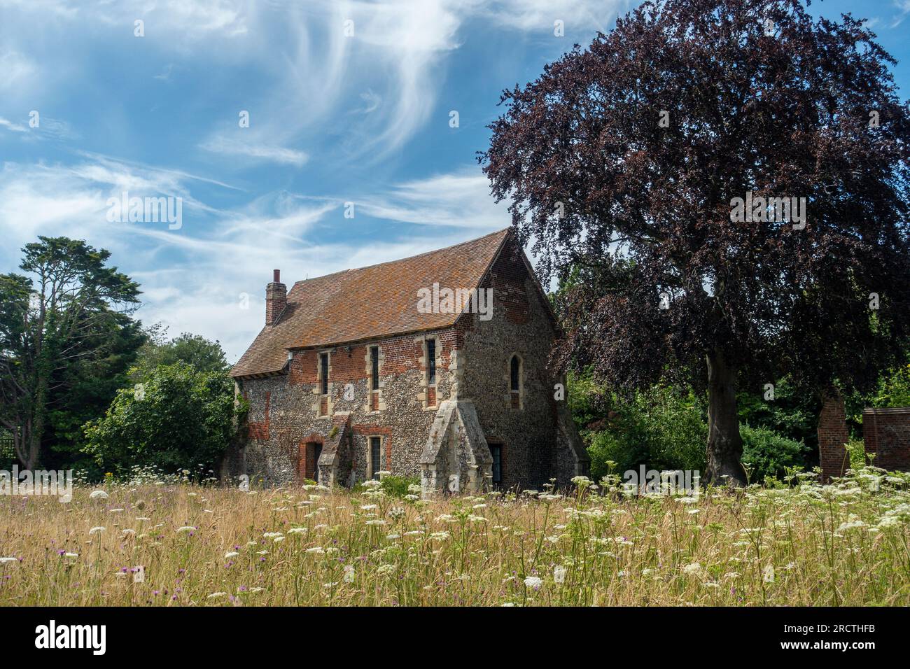 Greyfriars Chapel, Wildflower Meadow, Franciscan Gardens, Eastbridge Hospital, Canterbury, Kent Stockfoto