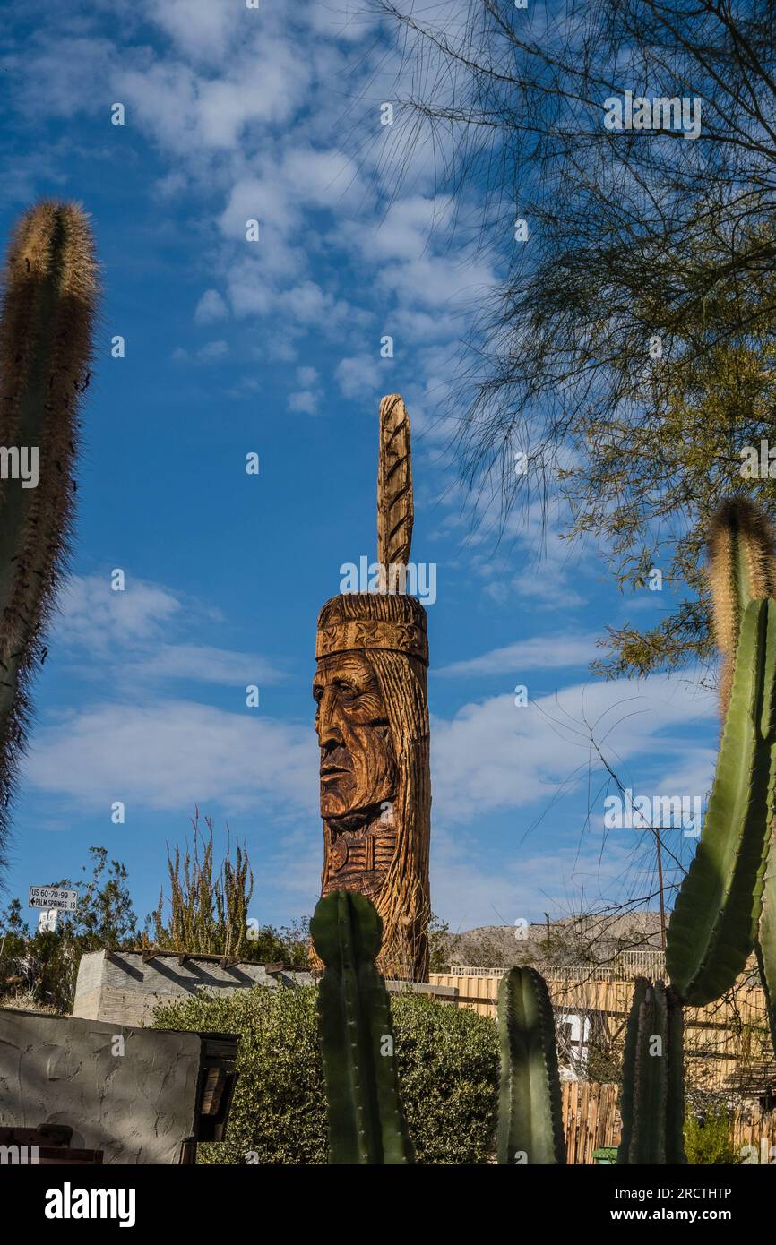 Eine spätere Ergänzung des Cabot Pueblo Museums ist das Waokiye, ein „traditioneller Helfer“ in der Sprache Lakota. Stockfoto