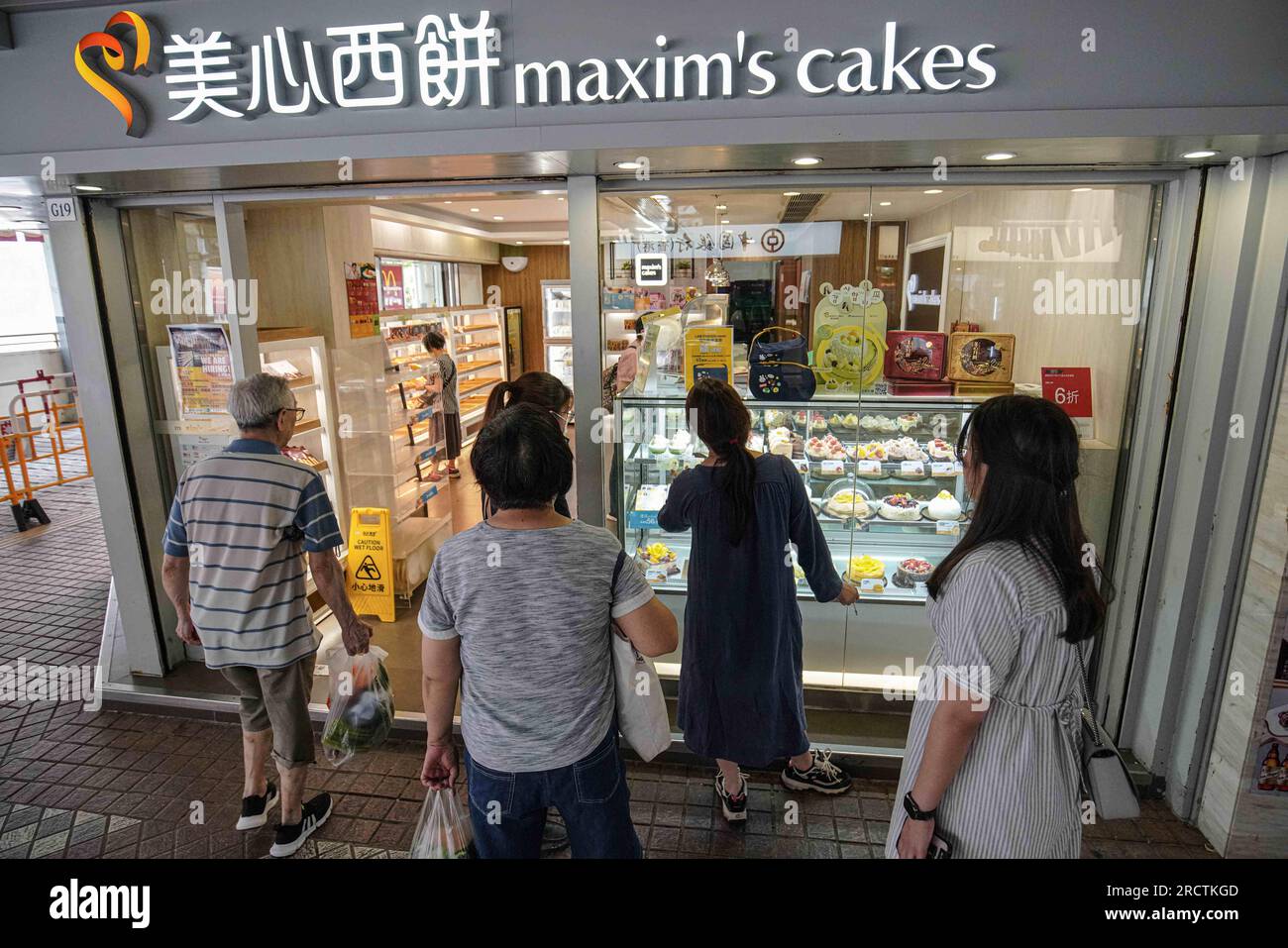 16. Juli 2023, Hongkong, China: Menschen sahen, wie sie Kuchen in einer Bäckerei kauften, an dem Tag, an dem der Konsum verteilt wurde. Am 16. Juli die Auszahlung der zweiten Tranche des Verbrauchsgutscheins in Hongkong. Diese sehnsüchtig erwartete Veranstaltung bringt Begeisterung und Vorfreude bei den berechtigten Einwohnern Hongkongs mit sich, da sie entweder einen Gutschein im Wert von $2.000 oder $3.000 USD erhalten werden, je nachdem, ob es sich um neue oder bereits registrierte Teilnehmer handelt. Da die Gutscheine nun in ihrem Besitz sind, haben die Menschen in ganz Hongkong keine Zeit verschwendet, um diese neu entdeckte Kaufkraft zu nutzen. Die Stockfoto