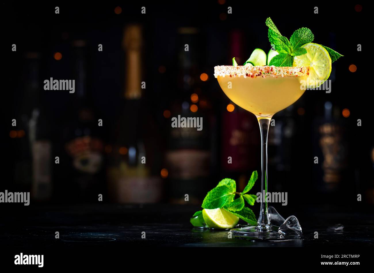 Gurke margarita alkoholisches Cocktailgetränk mit Tequila, Limettensaft, Sirup, Minze und Eis in Glas garniert mit gesalzenem Chili-Pfeffer-Rand, dunkler Backgr Stockfoto