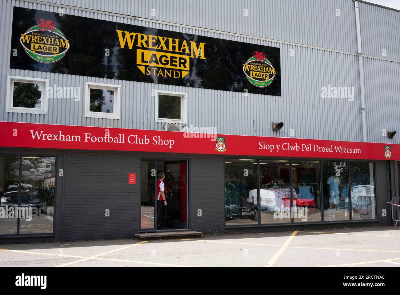 Wrexham Football Club Shop, Stadion, Rennbahn, Wrexham, Clwyd, Nordwales, Großbritannien Stockfoto