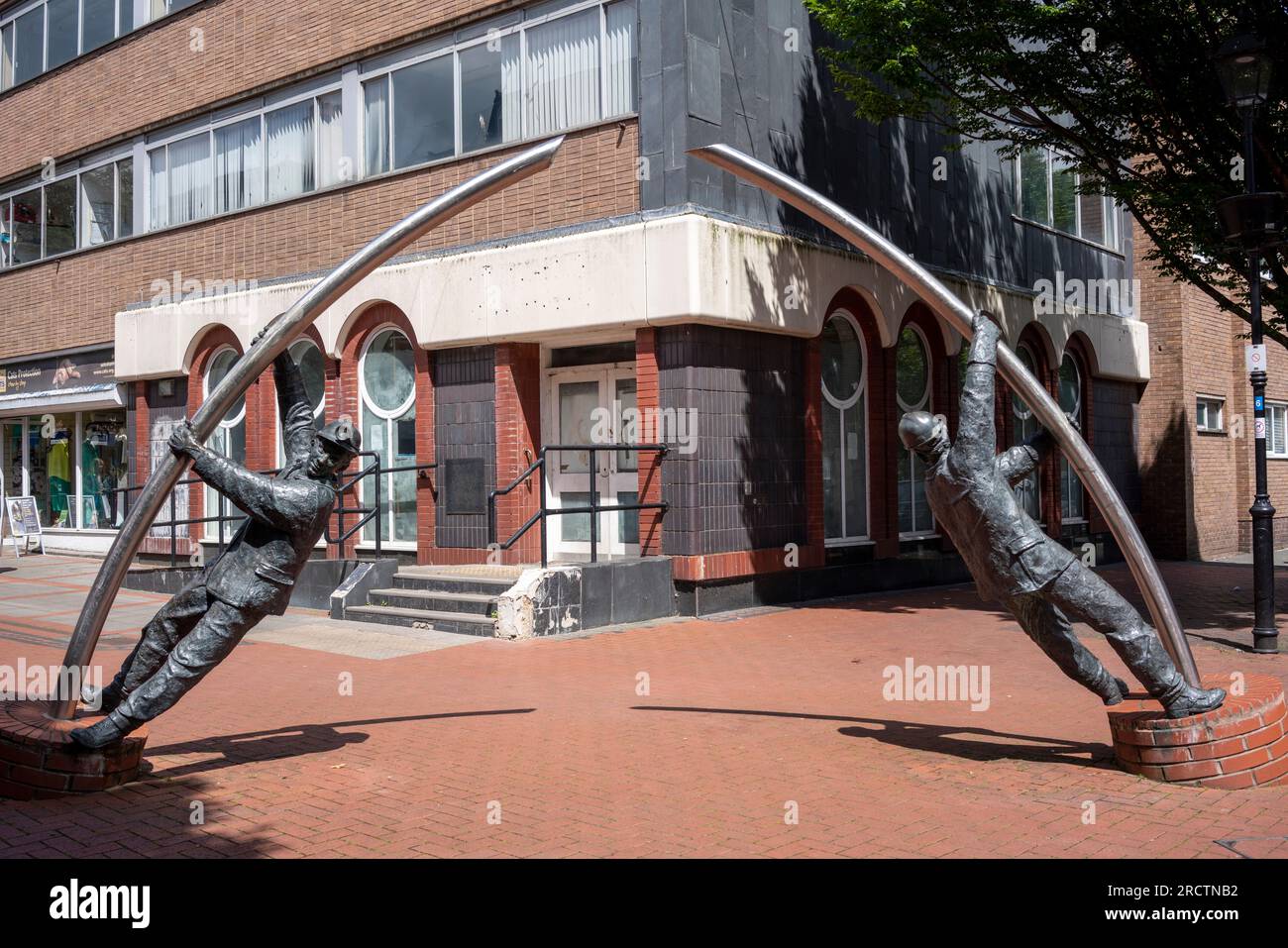 Arc Sculpture, Coal Miner, Lord Street, Wrexham, Clwyd, Nordwales, Großbritannien Stockfoto