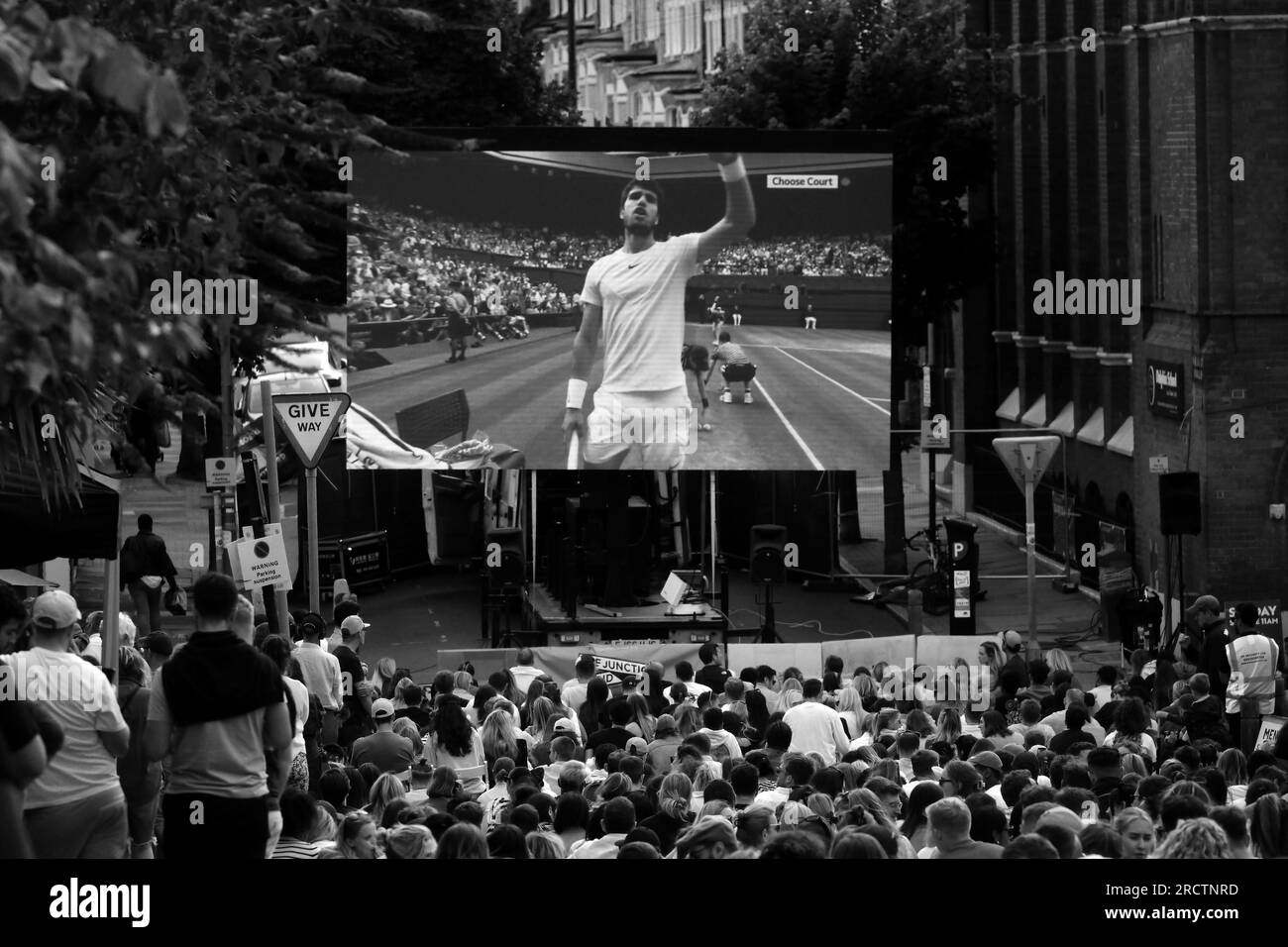 London, Großbritannien, 16. Juli 2023 Northcote Road SW11 Battersea geschlossen und die Menge sieht das Männer-Wimbledon-Tennis-Finale auf einer riesigen Leinwand von den Pisten der Wakehurst Road. Carlos Alcaraz V Novak Djokovic. Kredit: JOHNNY ARMSTEAD/Alamy Live News Stockfoto