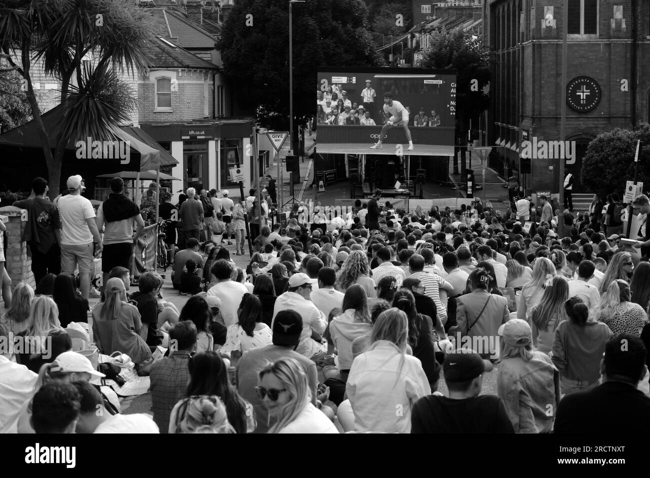 London, Großbritannien. 16. Juli 2023. Die Northcote Road SW11 Battersea ist geschlossen und die Menge sieht das Männer Wimbledon Tennis Finale auf einer riesigen Leinwand von den Pisten der Wakehurst Road. Carlos Alcaraz V Novak Djokovic. Kredit: JOHNNY ARMSTEAD/Alamy Live News Stockfoto