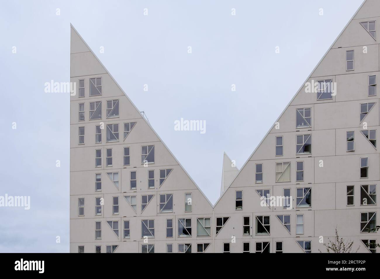 AARHUS, DENAMRK - 06. OKTOBER 2022: Iceberg, Condominium Complex am MARIANE THOMSENS GADE Hafen, Aarhus Ost. Stockfoto