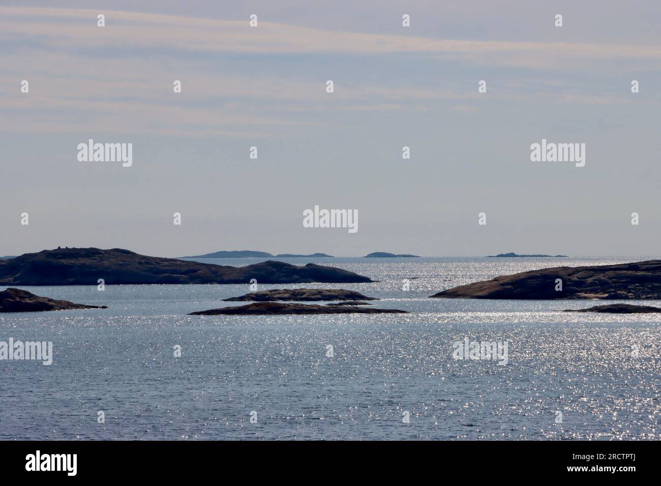 Entfernte Inseln im Skagerrak-Meer im Archipel Fjällbacka mit den westlich gelegenen Inseln Väderöarna an der Westküste Schwedens. Stockfoto