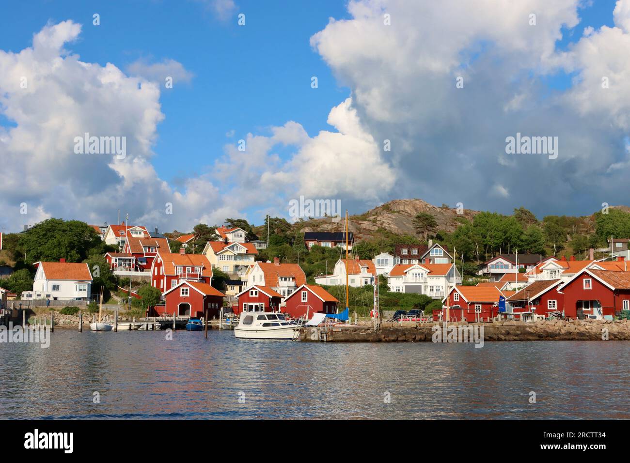 Schwedisches Sommerziel Dorf Fjällbacka, Hafen und Inselgruppe an der Westküste Schwedens an der Nordsee im Juni 2023 Stockfoto