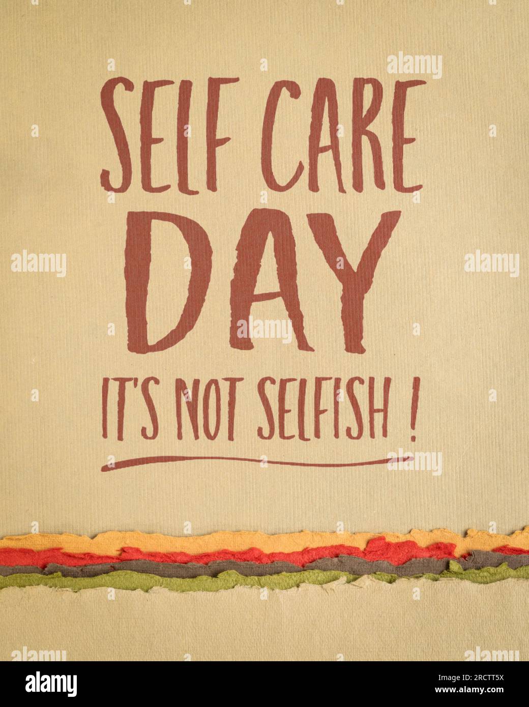 Selbstpflege Tag Erinnerung - es ist nicht egoistisch - Text auf Kunstpapier, geistige, emotionale und körperliche Gesundheit Konzept Stockfoto