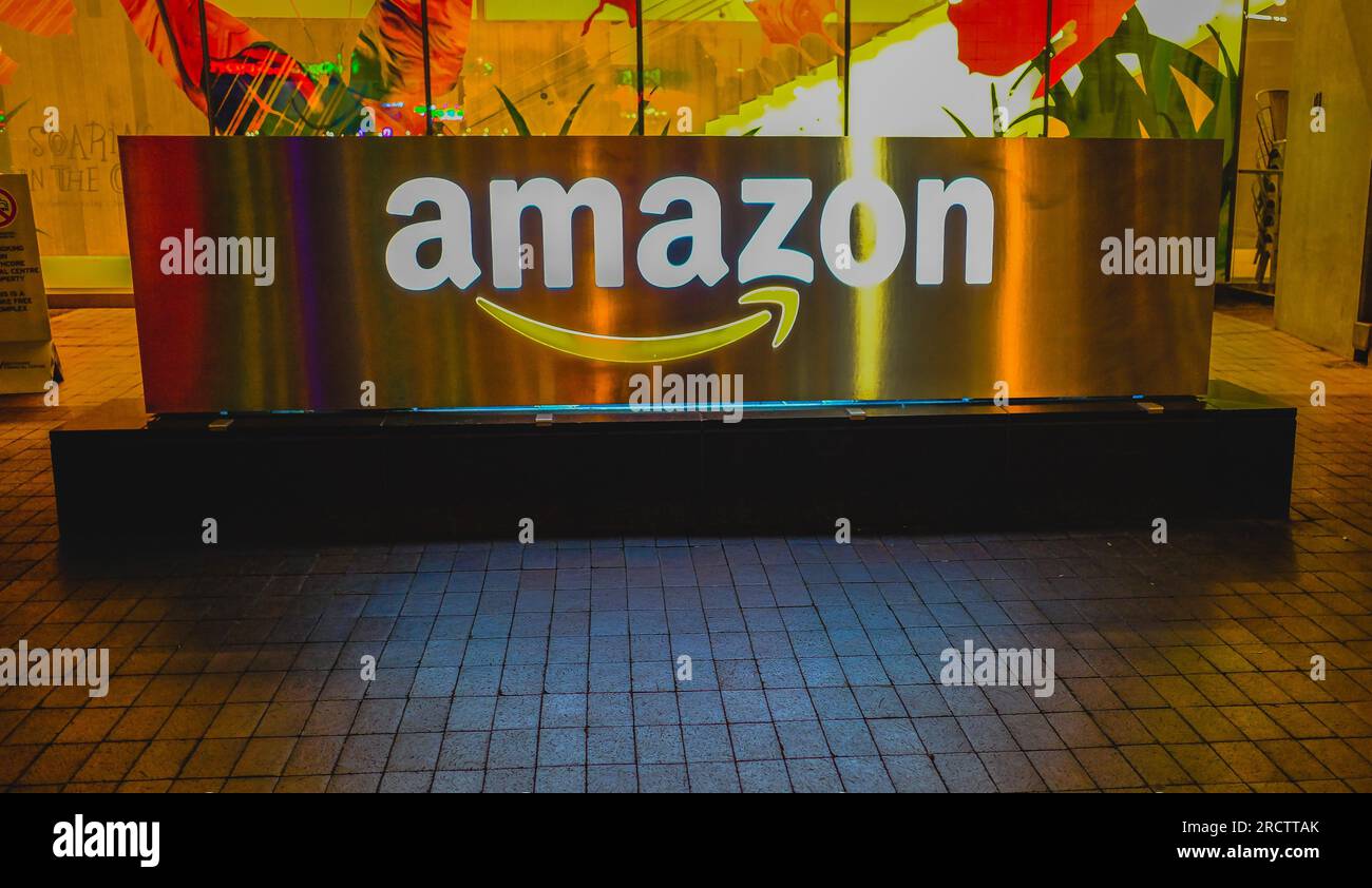 Amazon-Logo auf dem Logistikzentrum. Amazon-Logo im Vertriebszentrum in der Nacht. Amazon-Logo auf der Fassade einer der Niederlassungen b Stockfoto
