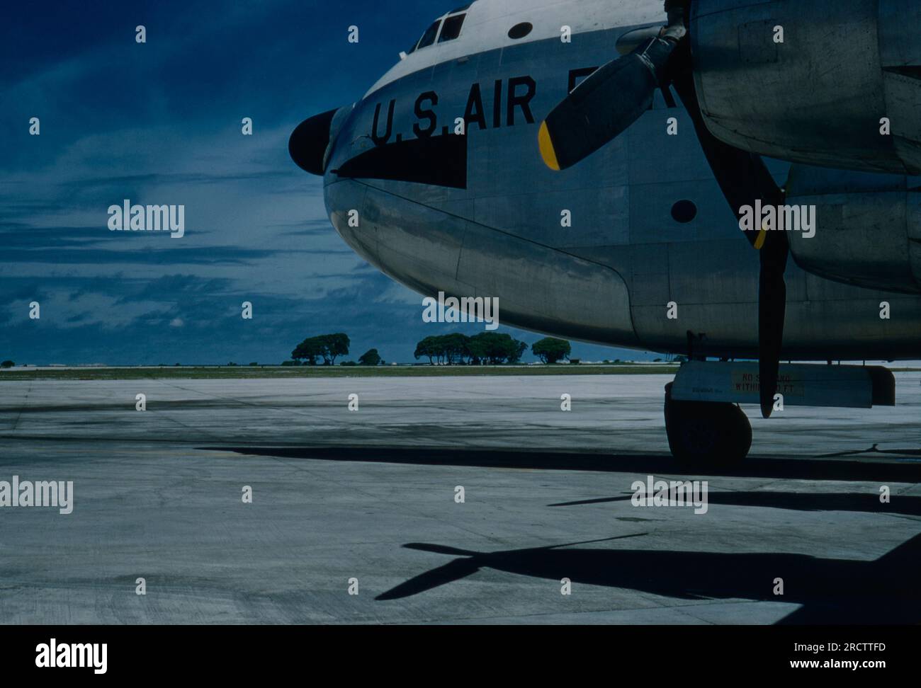 Vintage-Foto aus dem Jahr 1950, USA Air Force Douglas C-124 Globemaster II auf der Rollbahn, möglicherweise auf Hawaii oder Japan. QUELLE: 35MM TRANSPARENCY Stockfoto