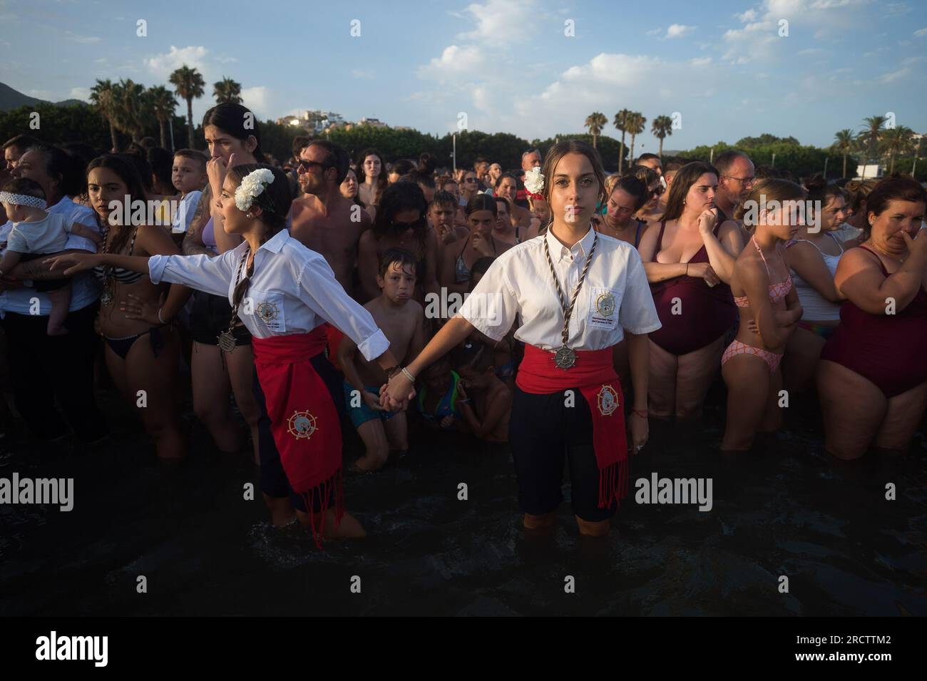 Malaga, Spanien. 16. Juli 2023. Die Brüder „Virgen del Carmen“ werden in traditionellen Kostümen am Strand gesehen, während sie an einer Prozession im Viertel „El Palo“ teilnehmen. Jedes Jahr, am 16. Juli, feiert Malaga ein religiöses Fest zu Ehren der „Virgen del Carmen“, Schutzpatron der Seeleute und Fischer. Die Statue der Jungfrau, getragen von einer Gruppe von Gläubigen in traditionellen Kostümen entlang der Straßen, wird auf einem Boot vom Strand platziert, das später die Küste Malagas hinunter segelt. Kredit: SOPA Images Limited/Alamy Live News Stockfoto