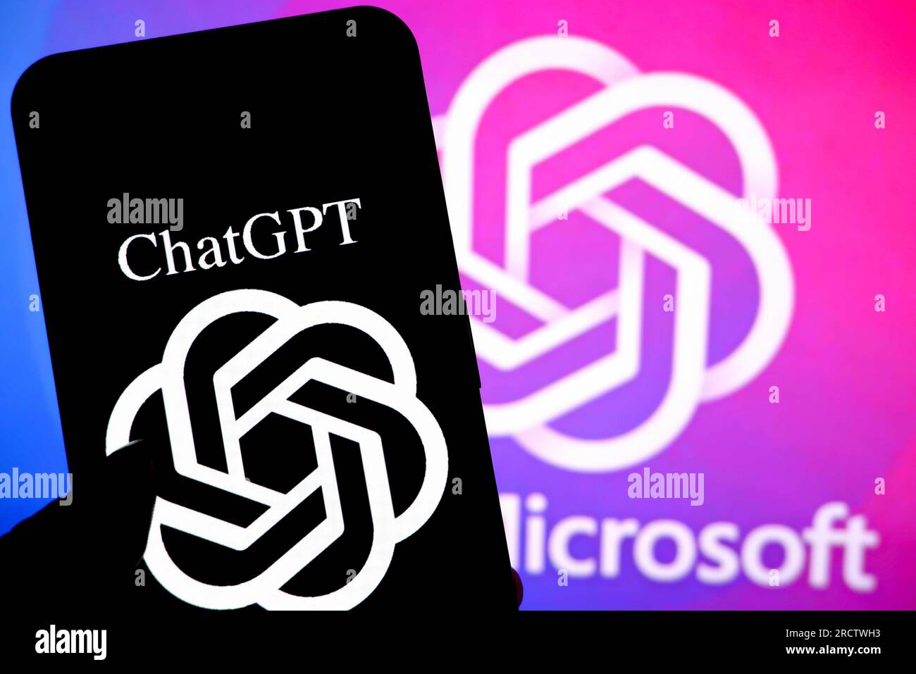 Indien. 15. Juli 2023. In dieser Fotoabbildung wird ein ChatGPT-Logo auf einem Smartphone mit einem Microsoft ChatGPT-Logo im Hintergrund angezeigt. Kredit: SOPA Images Limited/Alamy Live News Stockfoto