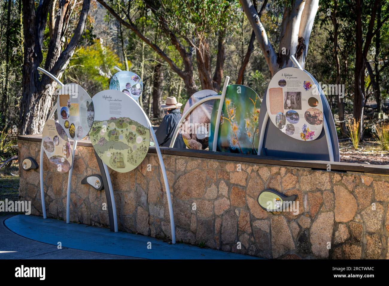 Informationsschilder befinden sich im Picknickbereich, Girraween-Nationalpark, Südost-Queensland, Australien Stockfoto