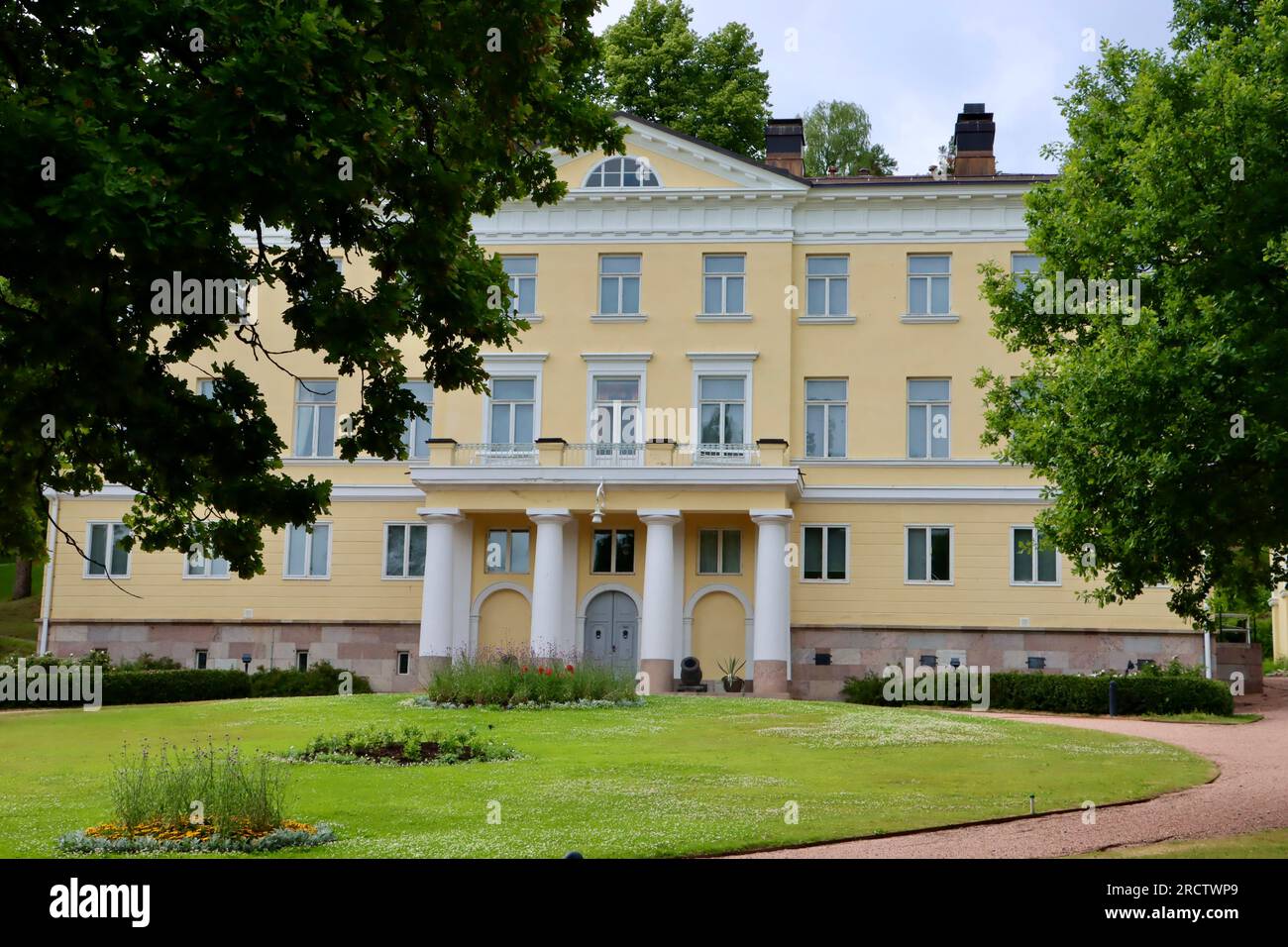 Das Hauptgebäude, Kivitalo, im Dorf Fiskars, das im 17. Jahrhundert gegründet wurde, befindet sich in der westlichen Uusimaa-Region im Süden Finnlands. Stockfoto