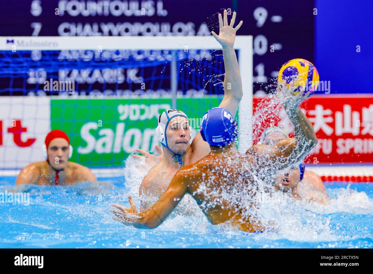 Fukuoka, Japan. 17. Juli 2023. FUKUOKA, JAPAN - JULI 17: Chaz Poot von Australien, Ioannis Fountoulis von Griechenland während der World Aquatics Championships 2023 Männer Match Australien und Griechenland am 17. Juli 2023 in Fukuoka, Japan (Foto von Albert Ten Hove/Orange Pictures). Kredit: Orange Pics BV/Alamy Live News Stockfoto