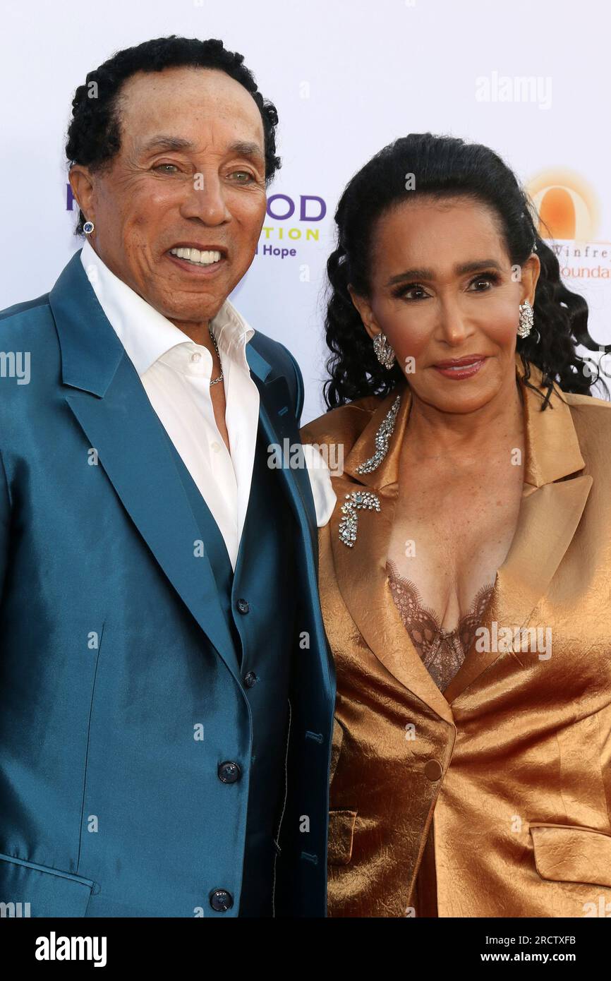 LOS ANGELES - JULI 15: Smokey Robinson, Frances Glandney Robinson auf der 2023 Design Care Gala Benefiting HollyRod Foundation im Beehive am 15. Juli 2023 in Los Angeles, Kalifornien Stockfoto