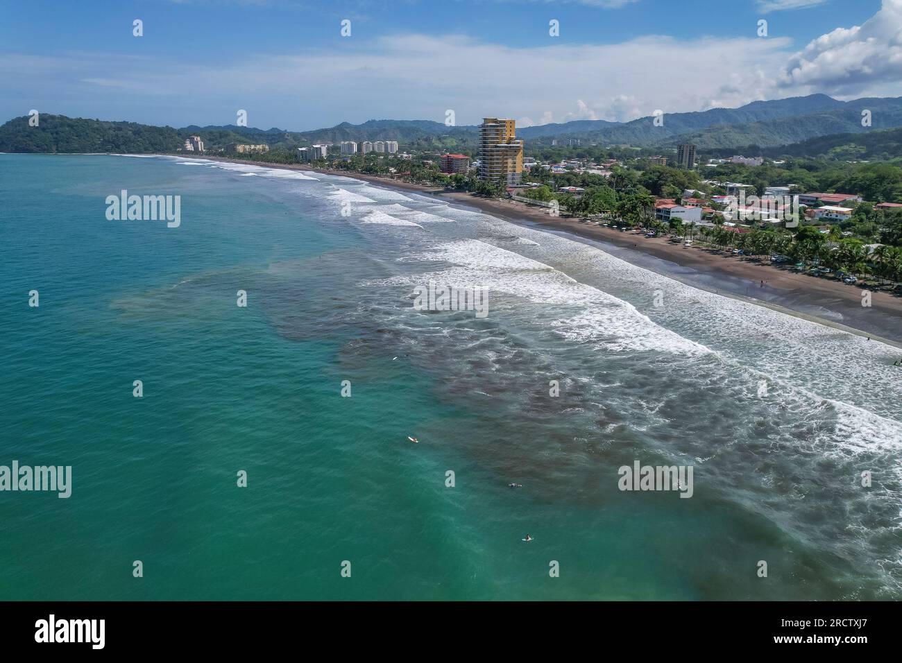 Wunderschöner Blick aus der Vogelperspektive auf Jaco Beach, den Surfunterricht und die Vorstadthäuser neben dem Strand Stockfoto