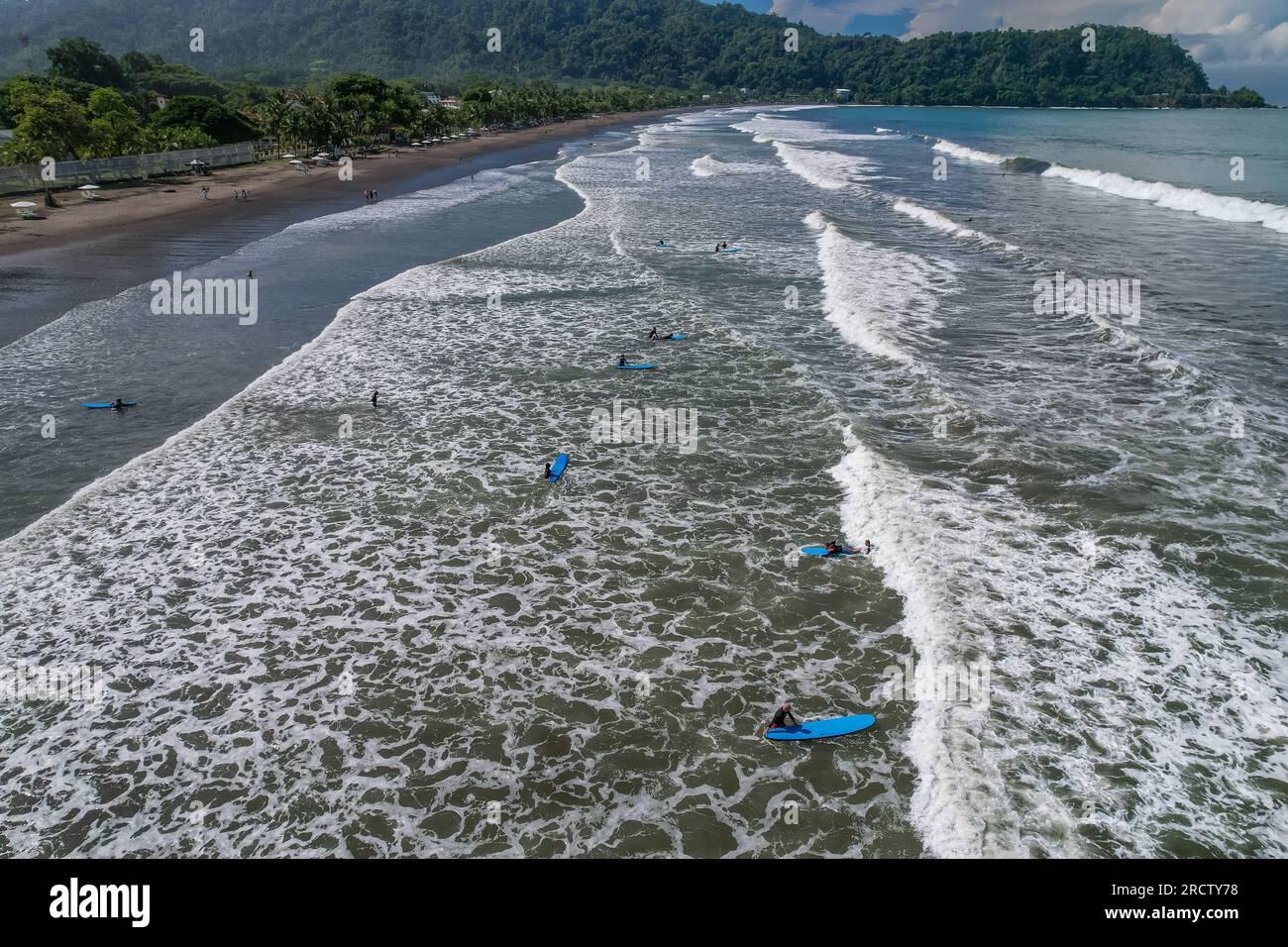 Wunderschöner Blick aus der Vogelperspektive auf Jaco Beach, den Surfunterricht und die Vorstadthäuser neben dem Strand Stockfoto