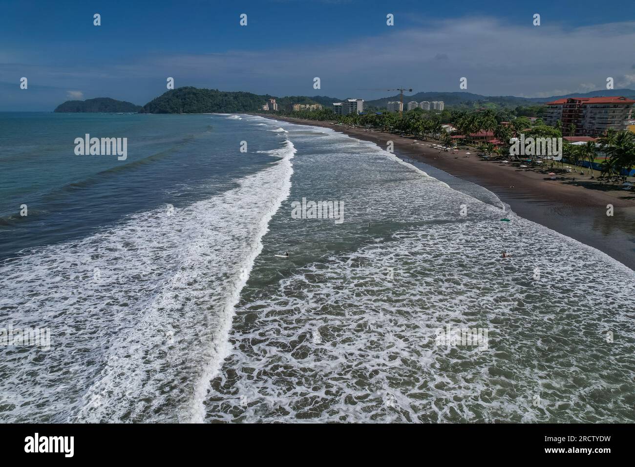 Wunderschöner Blick aus der Vogelperspektive auf Jaco Beach, den Surfunterricht und die Vorstadthäuser neben dem Strand Stockfoto