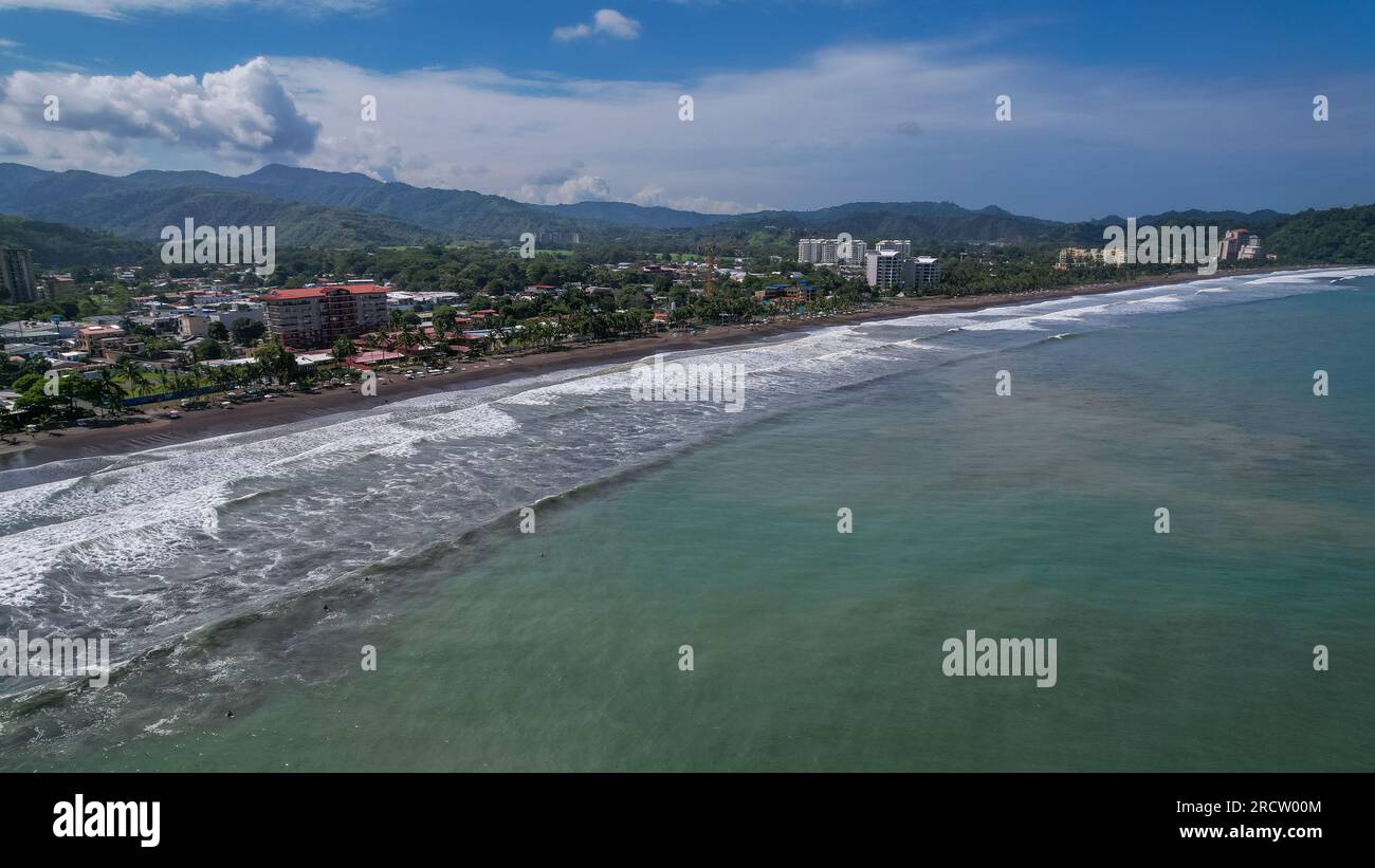 Wunderschöner Blick aus der Vogelperspektive auf Jaco Beach, den Surfunterricht und die Vorstadthäuser neben dem Strand Stockfoto