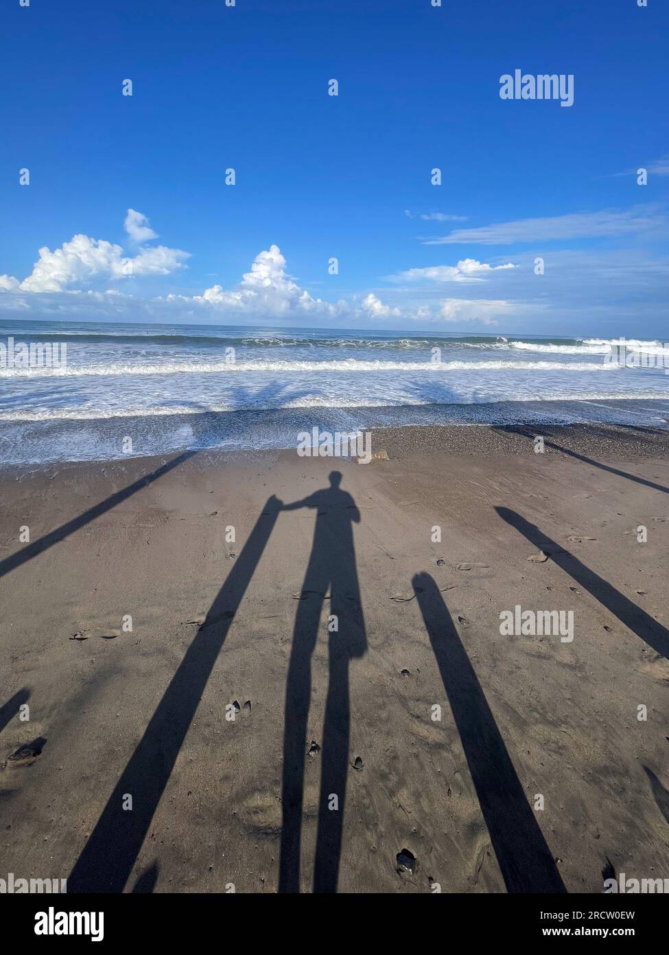 Wunderschöner Blick aus der Vogelperspektive auf Jaco Beach, den Surfunterricht und die Vorstadthäuser neben dem Strand Stockfoto