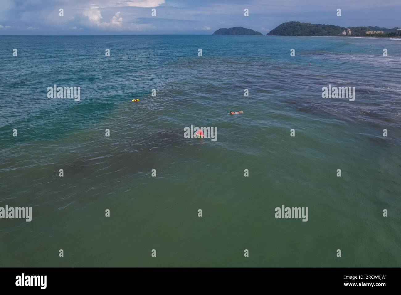 Wunderschöner Blick aus der Vogelperspektive auf Jaco Beach, den Surfunterricht und die Vorstadthäuser neben dem Strand Stockfoto