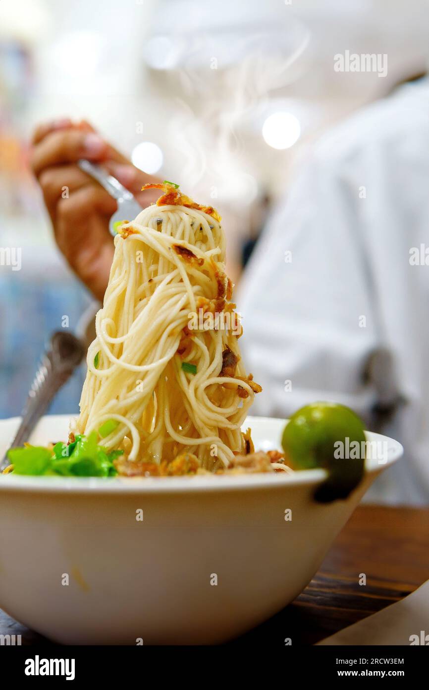 Schale mit Indomie Goreng oder gebratene Nudeln Instantnudeln Indonesische traditionelle Nudeln Stockfoto