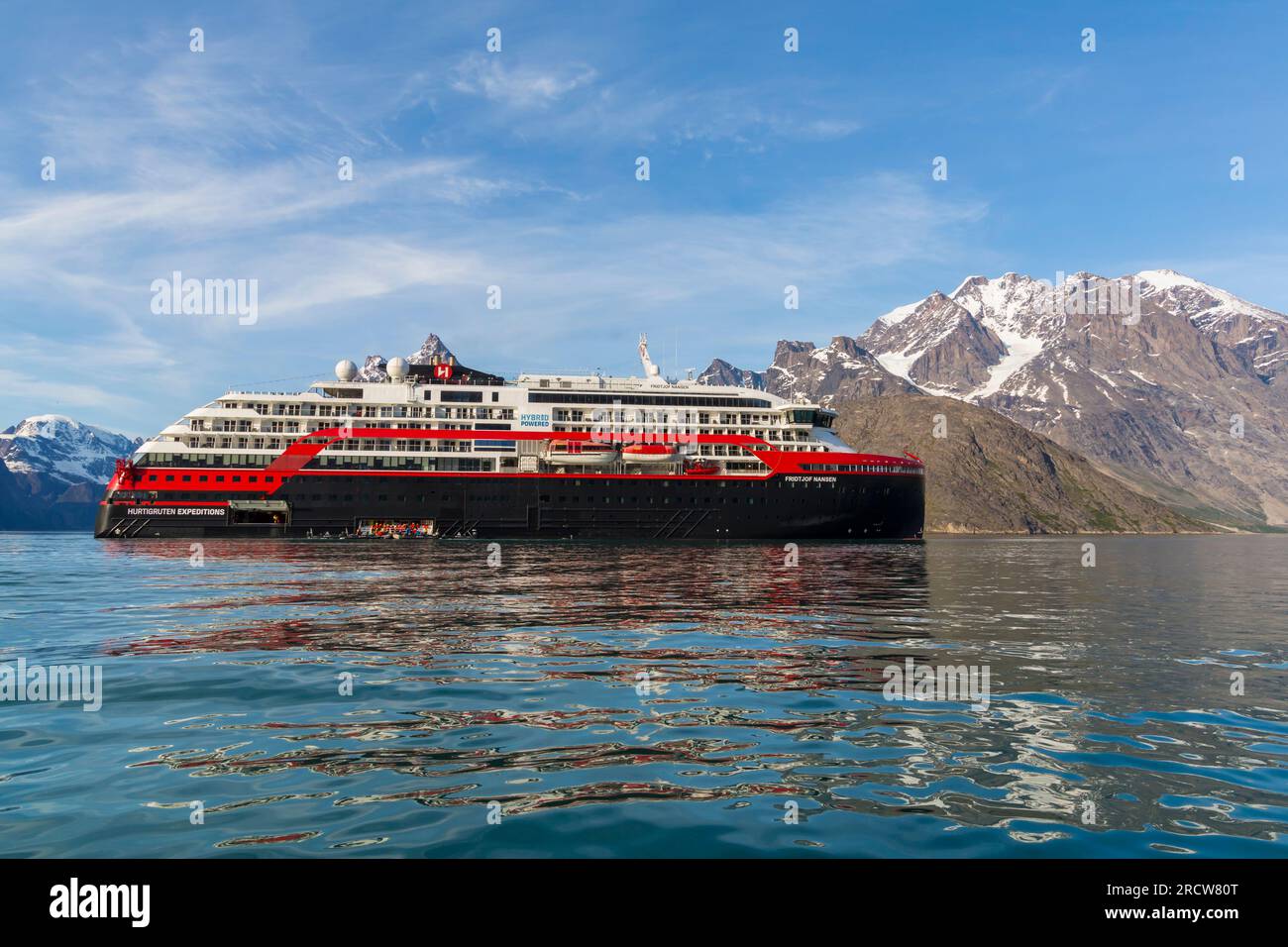 Kreuzfahrtschiff mit Hybridantrieb Hurtigruten MS Fridtjof Nansen Expedition in Evighedsfjord, Westgrönland im Juli - Hurtigruten-Schiff Stockfoto