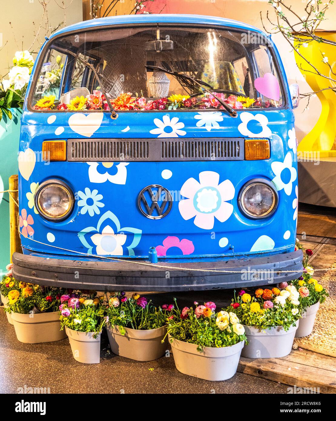 Blauer Volkswaggon mit Blumen bemalt auf einer Ausstellung in der Gartenanlage Kuekenhof Stockfoto