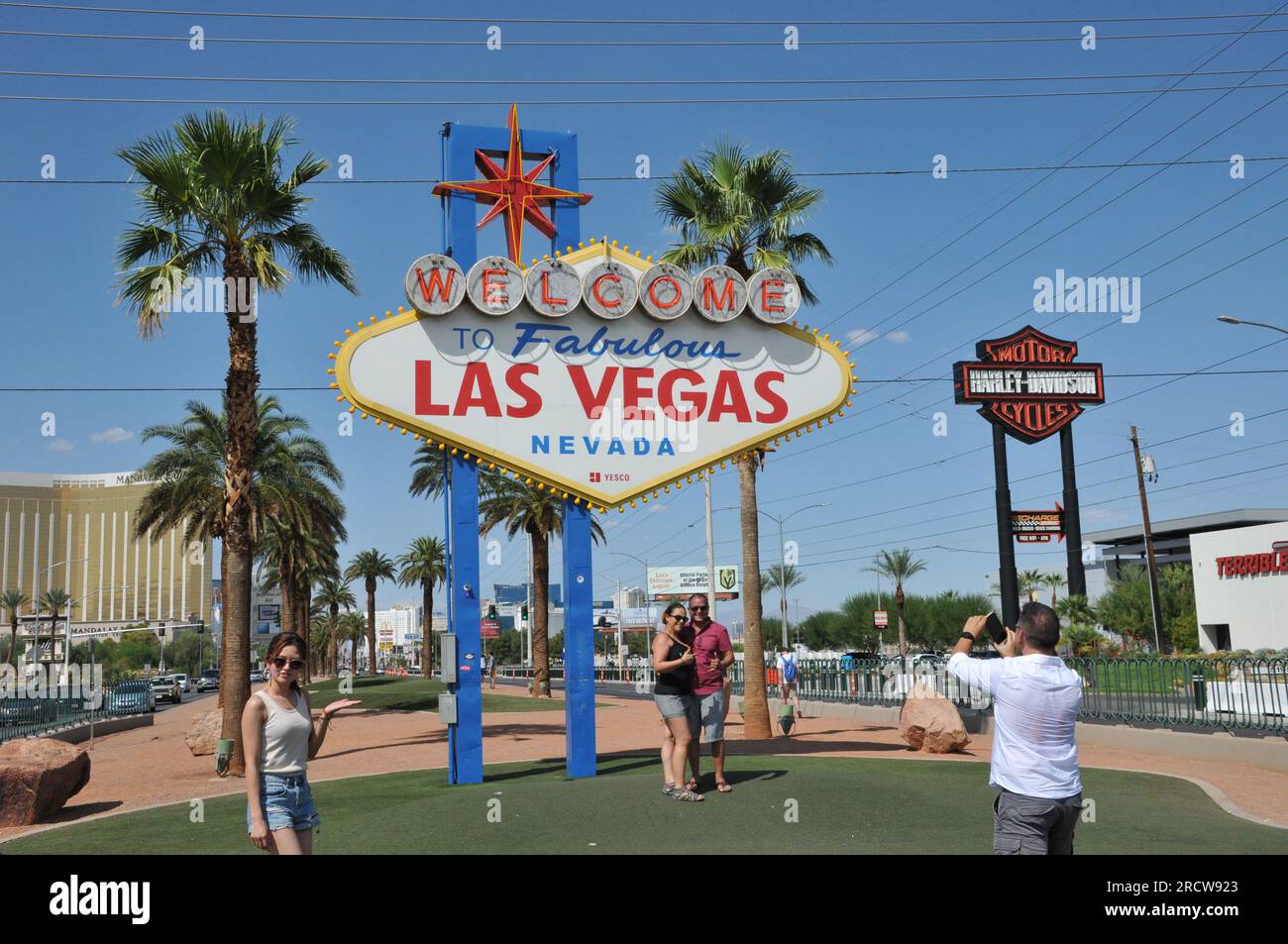 las Vegas / Nevada, USA / 06. September 2019 /Reisende, die Selfies und Fotos am berühmtesten Willkommensschild machen Willkommen im fantastischen Las Vegas Nevada Unied States of American. (Foto: Francis Dean/Deanpictures) Stockfoto