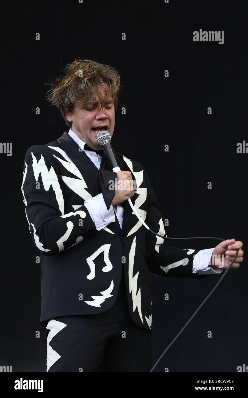 Rom, Italien. 16. Juli 2023. Howlin' Pelle Almqvist of the Hives Live at Rock in Roma 2023, at Ippodromo delle Capannelle, Juli 16. 2023 Rom, Italien Kredit: Independent Photo Agency/Alamy Live News Stockfoto
