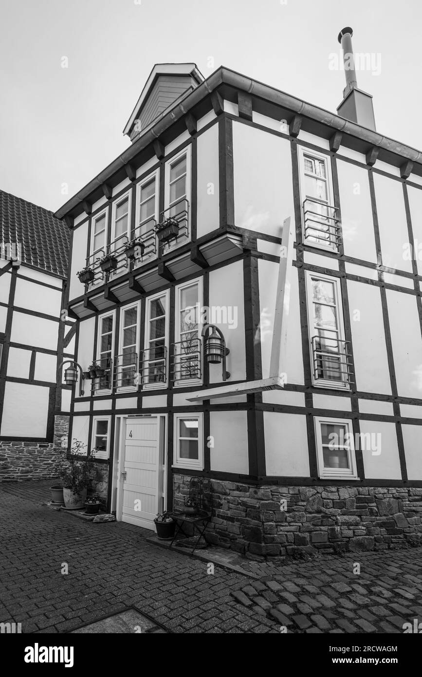 Hattingen, Deutschland - 11. April 2022: Altstadt von Hattingen, ein traditionelles deutsches Architekturviertel mit Fachwerkhäusern. Schwarz und Stockfoto