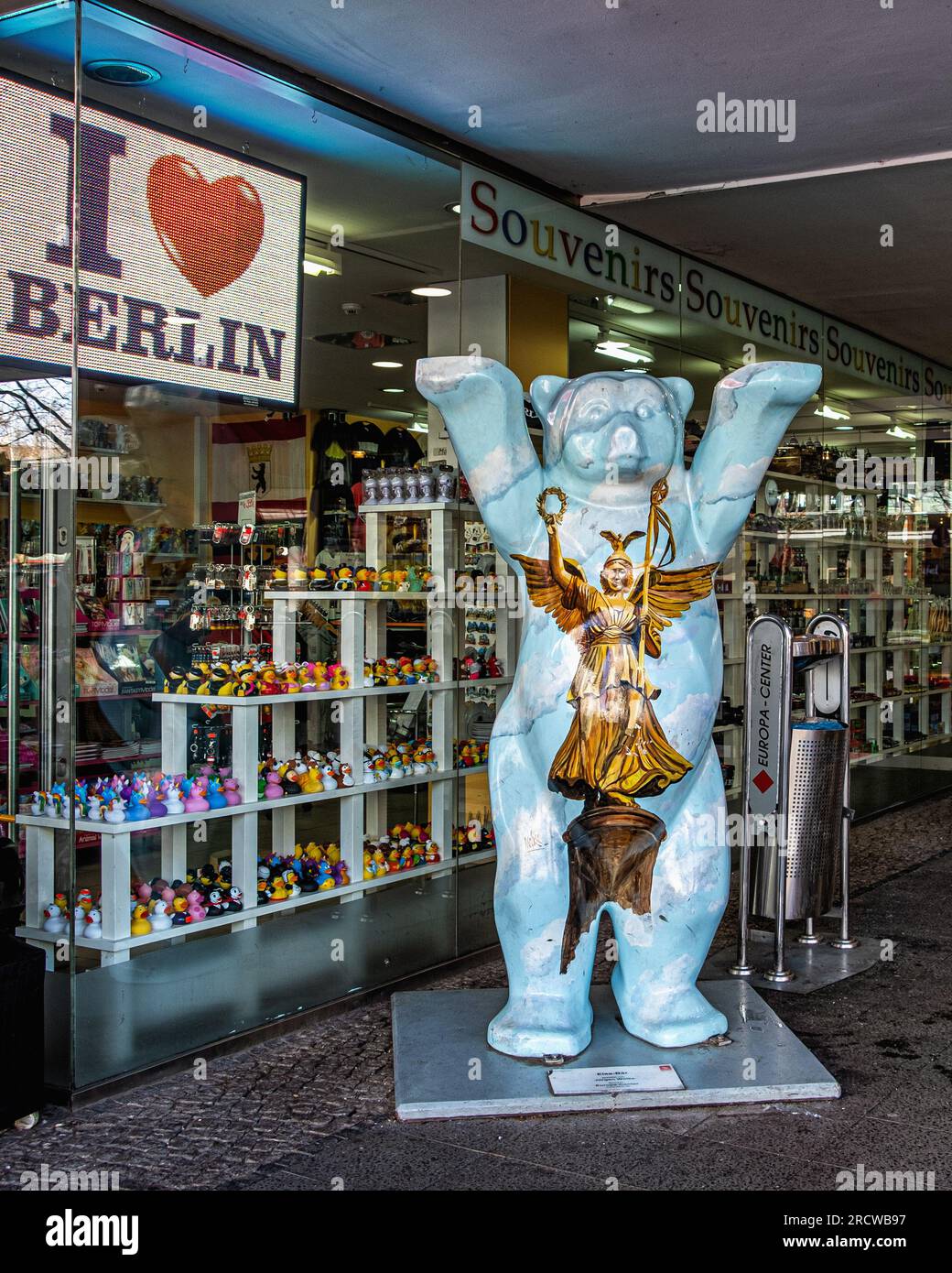 Else Bár von Jürgen Wölke, Buddy Bear vor Souvenir Shop, Europa Centre, Budapester Straße, Charlottenburg, Berlin, Deutschland Stockfoto