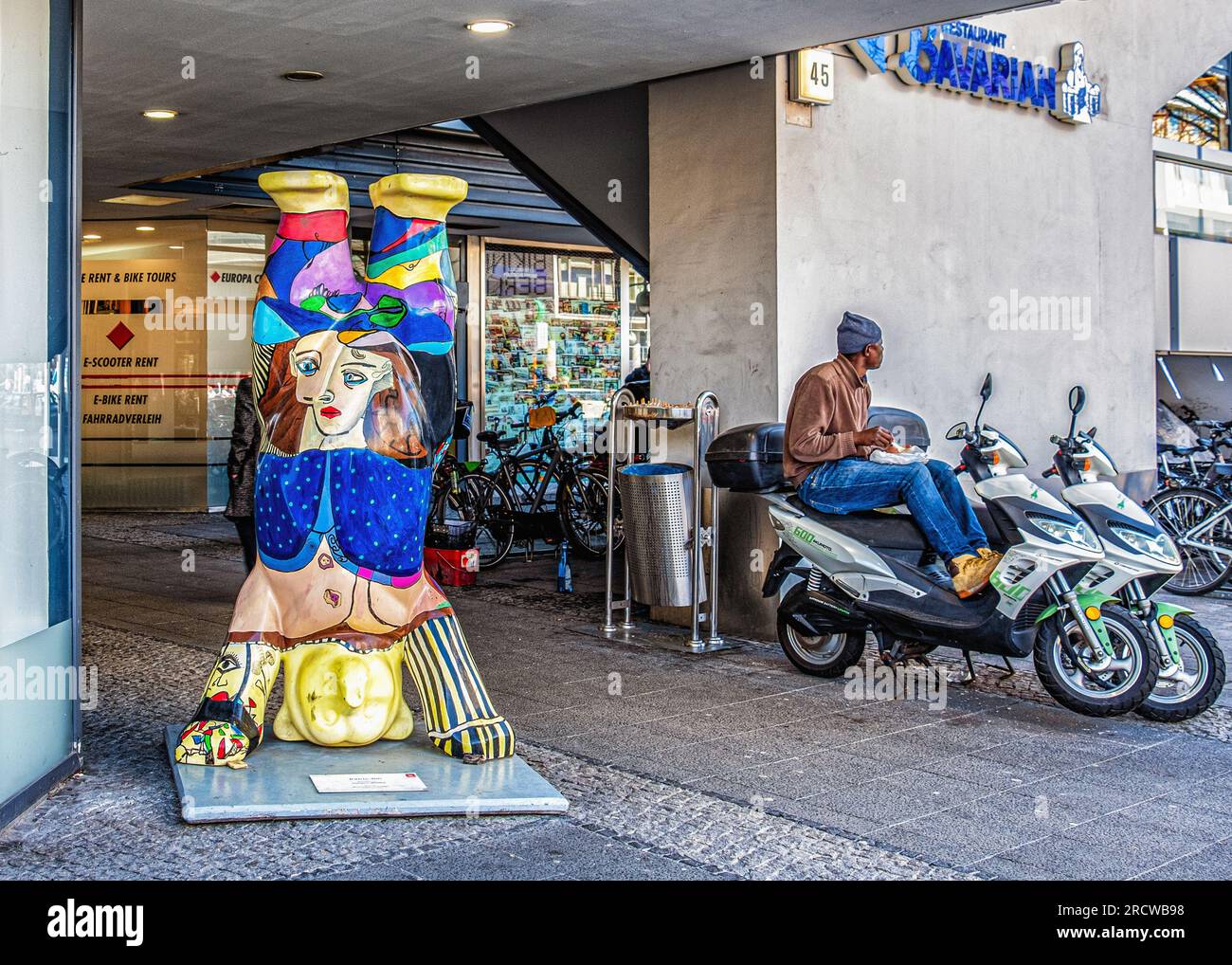 Pablo Bár von Jürgen Wölke, Buddy Bear vor dem Europa Centre, Budapester Straße, Charlottenburg, Berlin, Deutschland Stockfoto