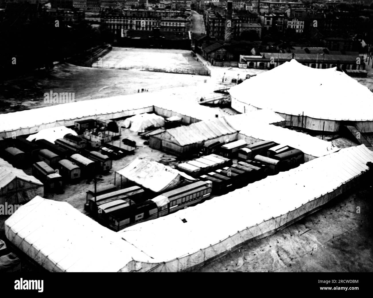 zirkus, Zirkus Sarrasani, Stallzelte und Fahrzeugflotte, ca. 1930, ZUSÄTZLICHE-RECHTE-FREIGABE-INFO-NICHT-VERFÜGBAR Stockfoto