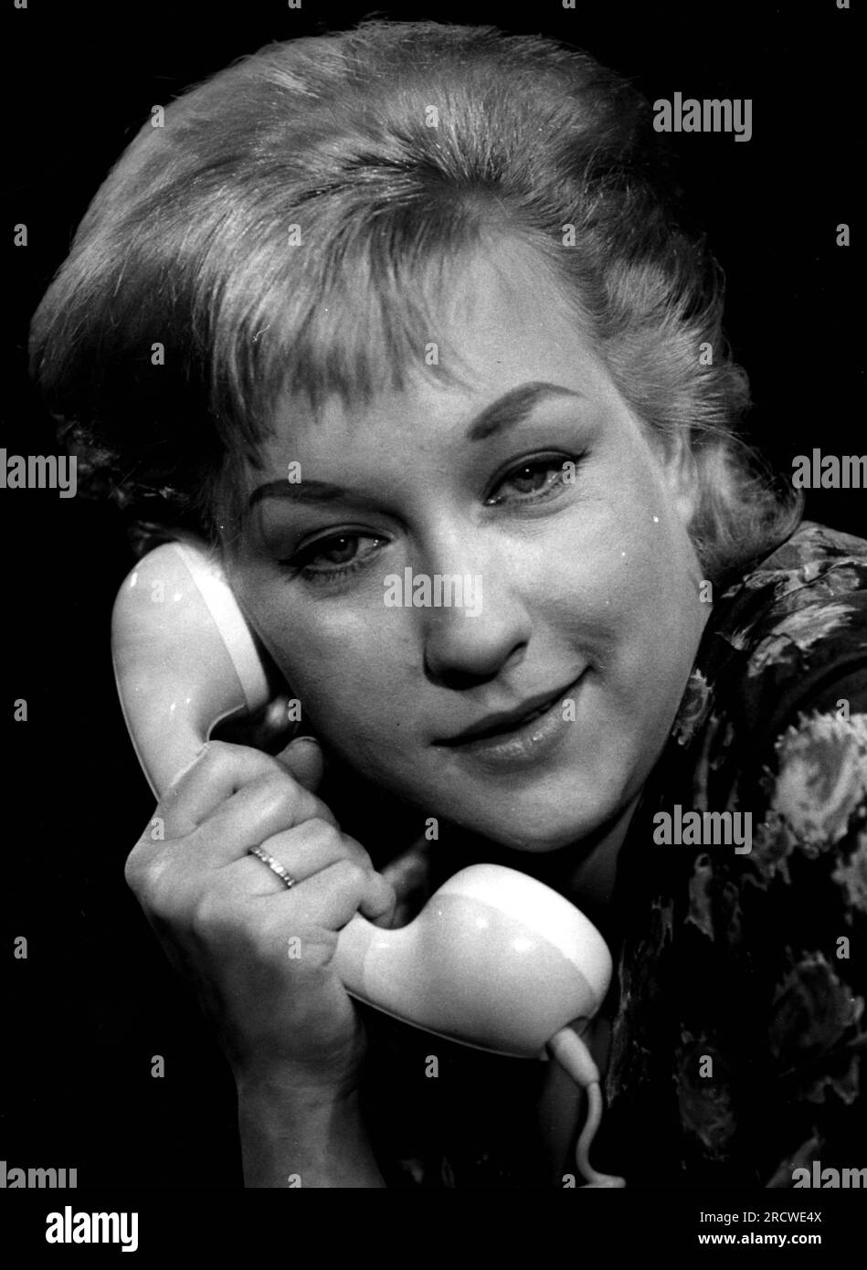 Vita, Helen, 7.8.1928 - 17,2.2001, deutsche Schauspielerin, am Telefon, 1960S, ADDITIONAL-RIGHTS-CLEARANCE-INFO-NOT-AVAILABLE Stockfoto