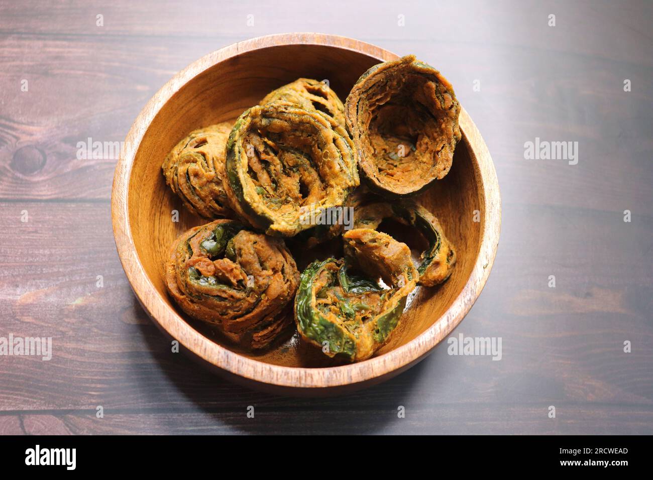 Dry Patra ist ein indisches Gericht mit Kolocasien-Blättern, die mit einem würzigen Gramm Mehlteig überzogen und frittiert sind. Es ist ein beliebtes Gericht in Gujarat. Stockfoto