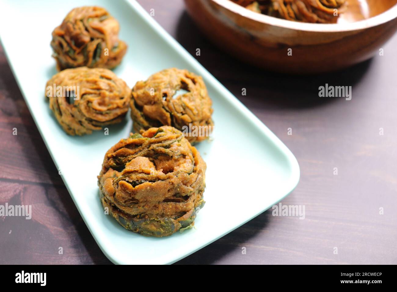 Dry Patra ist ein indisches Gericht mit Kolocasien-Blättern, die mit einem würzigen Gramm Mehlteig überzogen und frittiert sind. Es ist ein beliebtes Gericht in Gujarat. Stockfoto