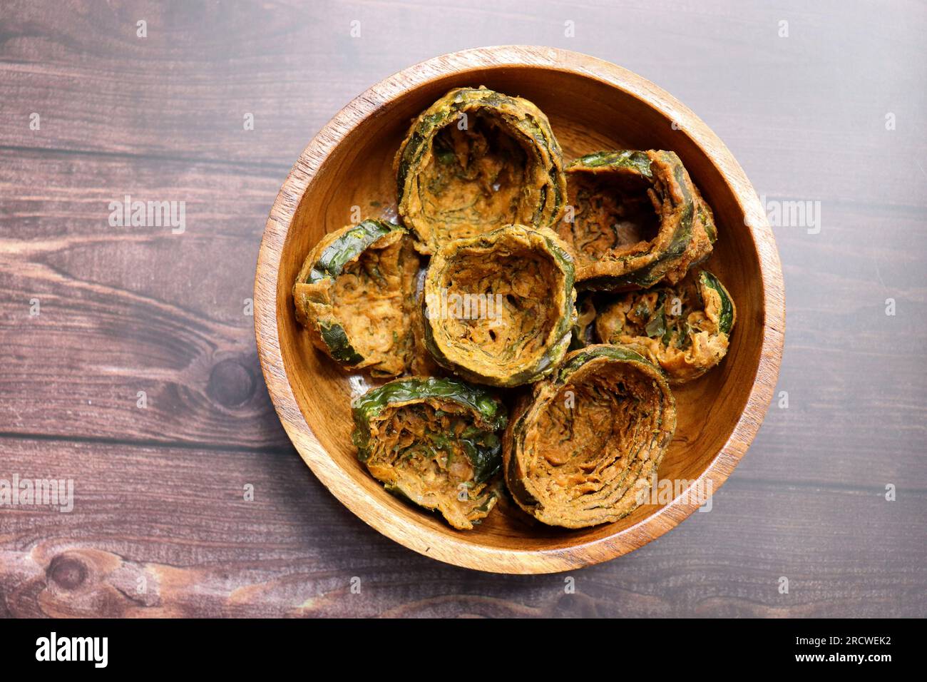 Dry Patra ist ein indisches Gericht mit Kolocasien-Blättern, die mit einem würzigen Gramm Mehlteig überzogen und frittiert sind. Es ist ein beliebtes Gericht in Gujarat. Stockfoto