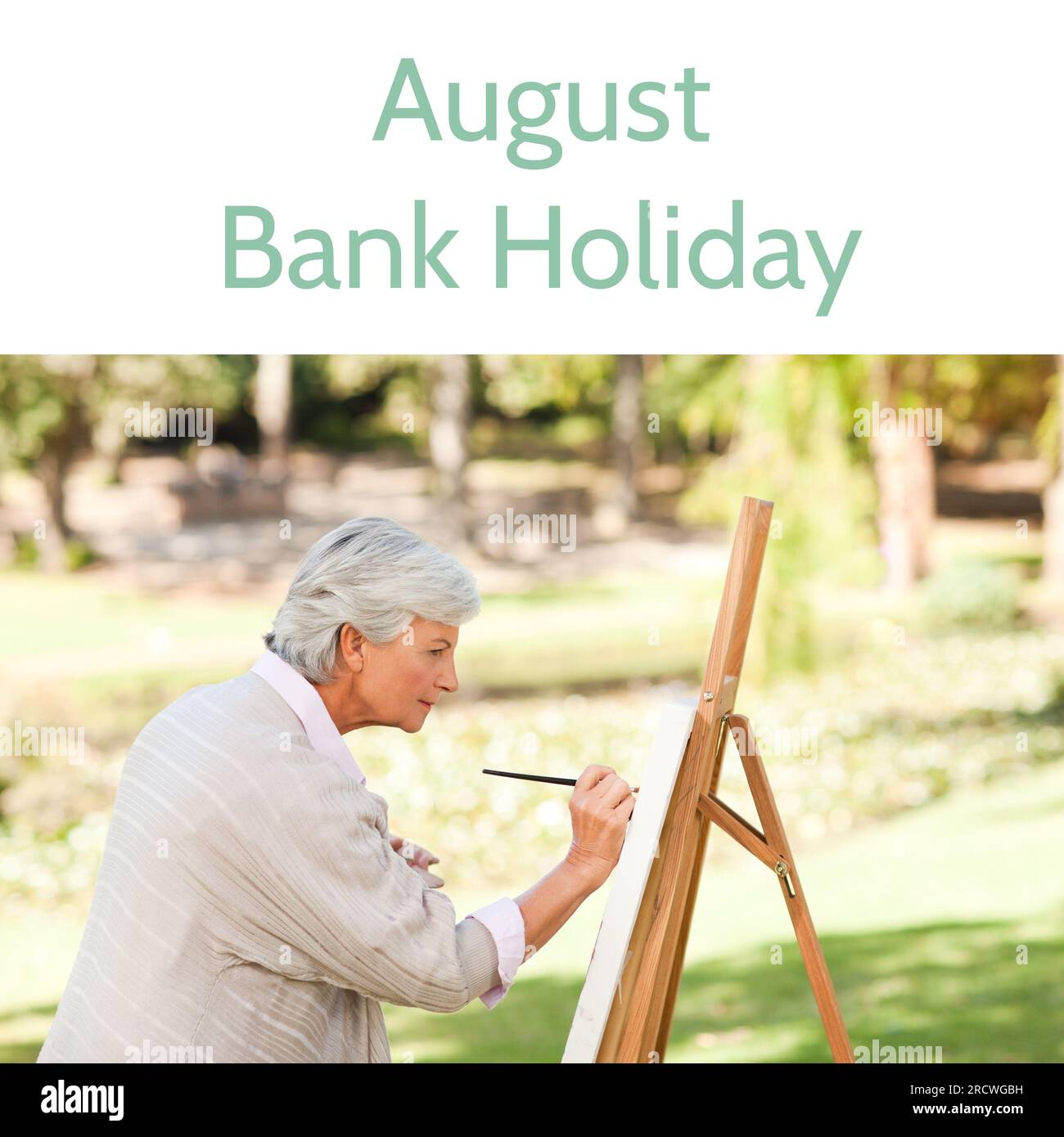 August-Urlaubstext auf Weiß mit einer erfahrenen weißen Frau, die ein Bild im sonnigen Garten malt Stockfoto