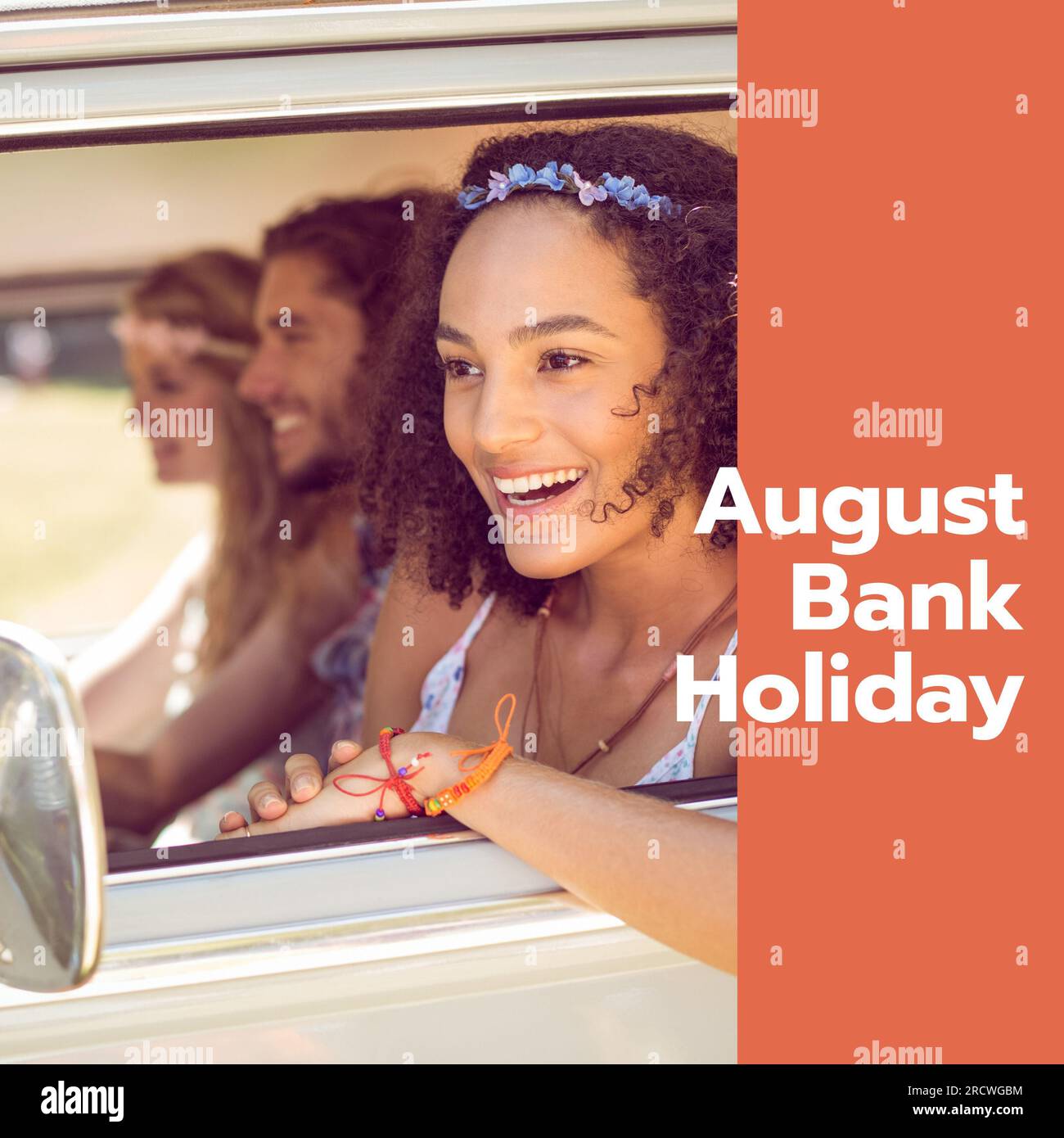 Text für Feiertage im August auf Orange mit verschiedenen Freunden im Wohnmobil an sonnigen Tagen Stockfoto