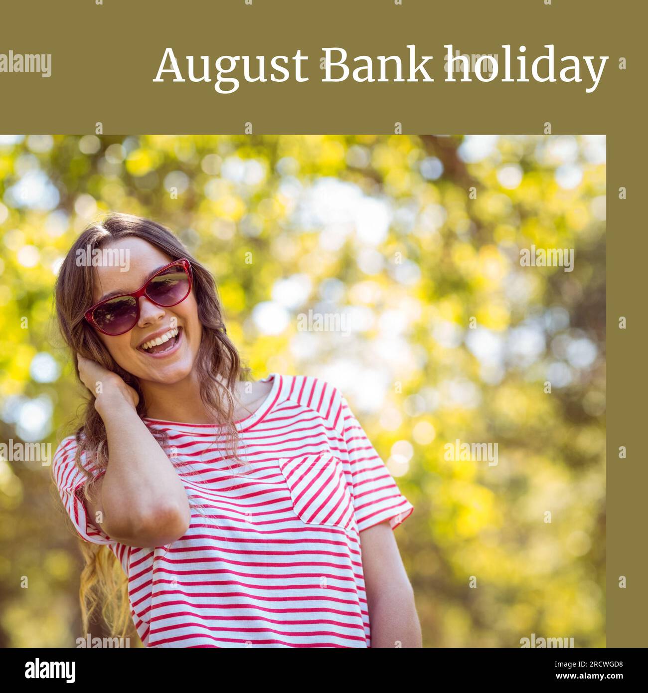 August Urlaubstext auf Grün mit einer glücklichen Weißen in Sonnenbrille, die in der Sonne an Bäumen lächelt Stockfoto