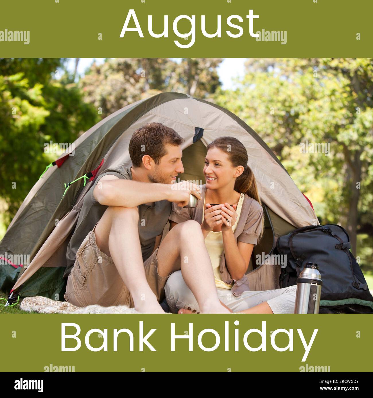 August Text auf Grün mit glücklichem kakuasischem Paar, das vor dem Zelt in sonnigen Wäldern sitzt Stockfoto