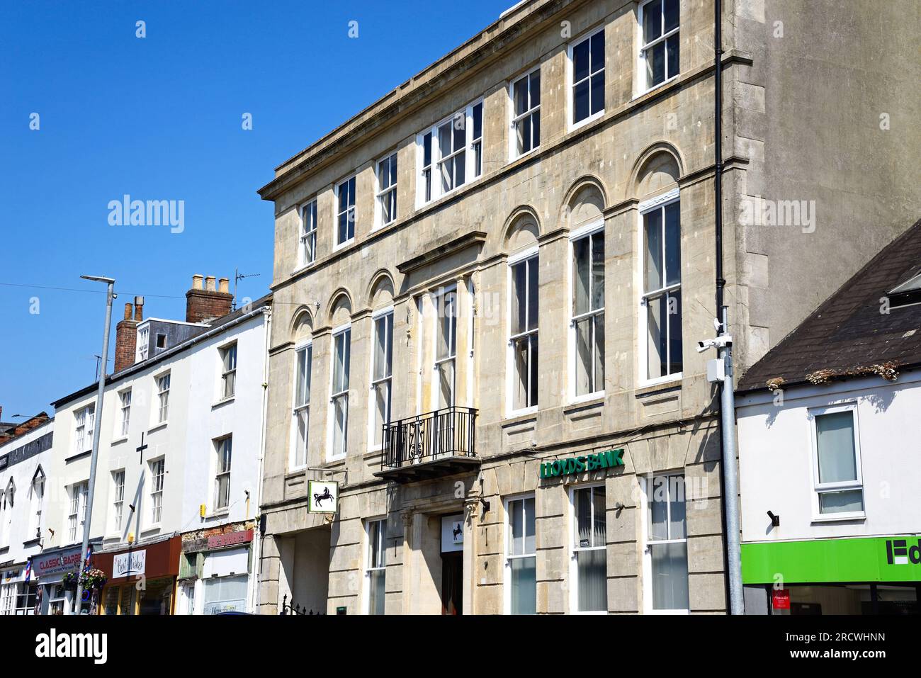 Lloyds Bank und Läden entlang der Fore Street, Chard, Somerset, Großbritannien, Europa. Stockfoto