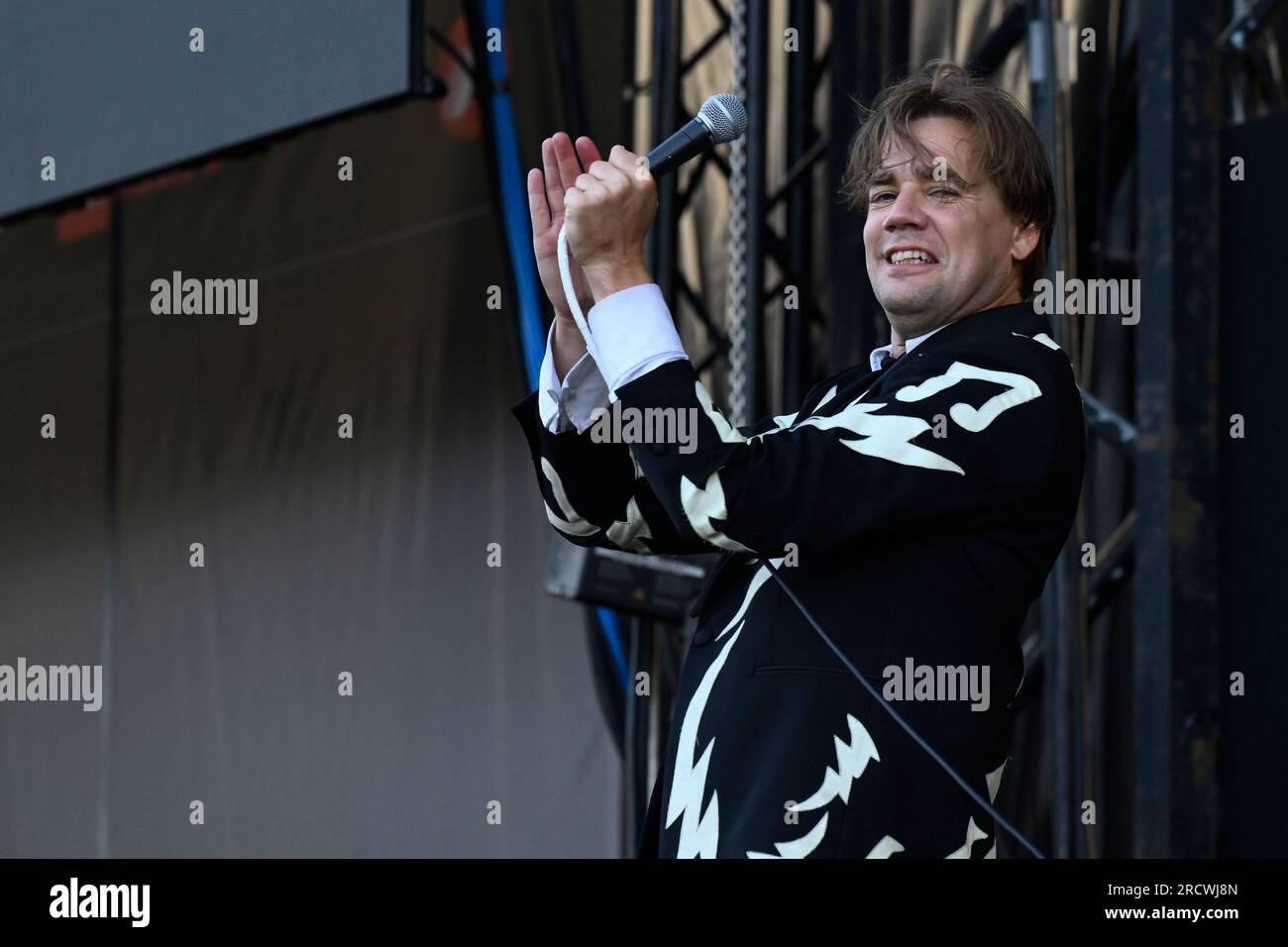 Rom, Italien. 16. Juli 2023. Howlin' Pelle Almqvist of the Hives Live at Rock in Roma 2023, at Ippodromo delle Capannelle, Juli 16. 2023 Rom, Italien (Foto: Domenico Cippitelli/NurPhoto)0 Kredit: NurPhoto SRL/Alamy Live News Stockfoto