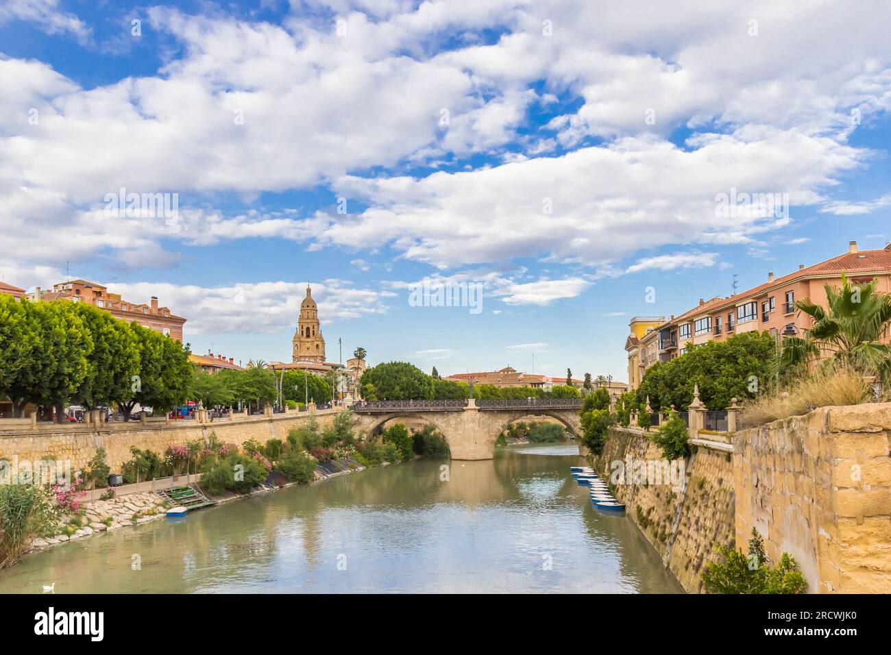 Der Fluss Segura fließt durch die historische Stadt Murcia, Spanien Stockfoto