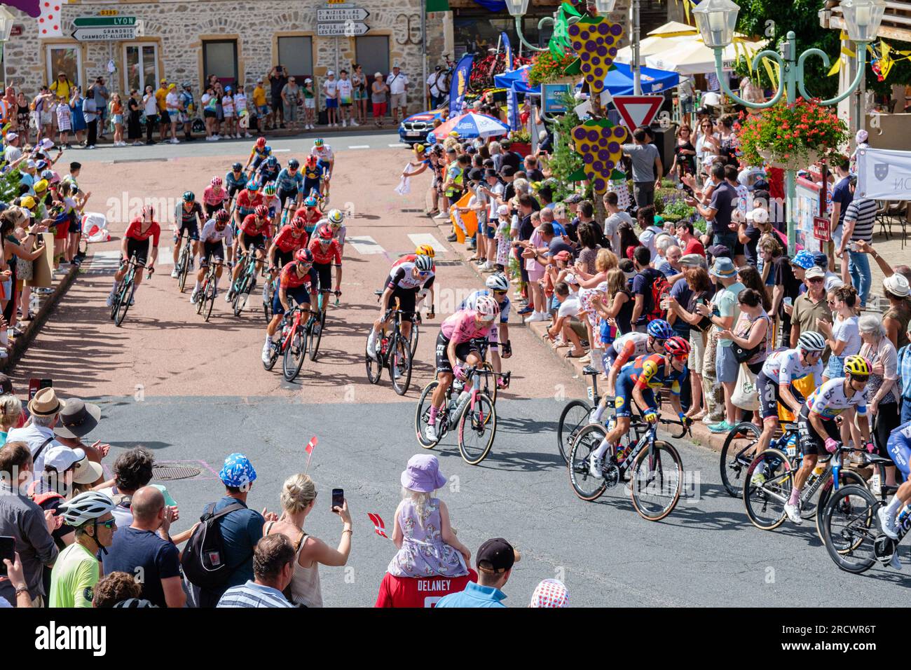 Frankreich, Lamure sur Azergues, 2023-07-13. Das Tour de France Peloton führt durch das Dorf auf Stage 12. Stockfoto