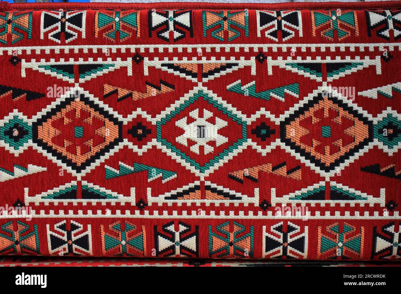 Traditionelle türkische Teppiche und Kilim-Motive. Es gibt geometrische Motive auf rotem Hintergrund. Stockfoto